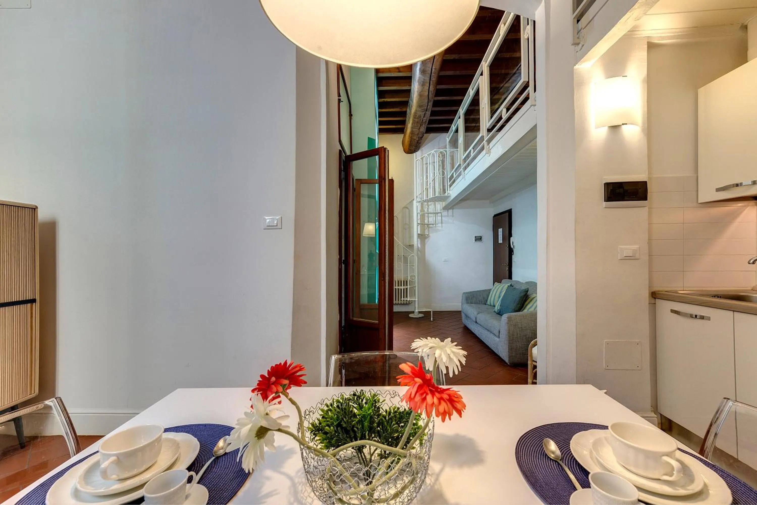 Dining area in Tegolaio Apartment by Mamo Florence