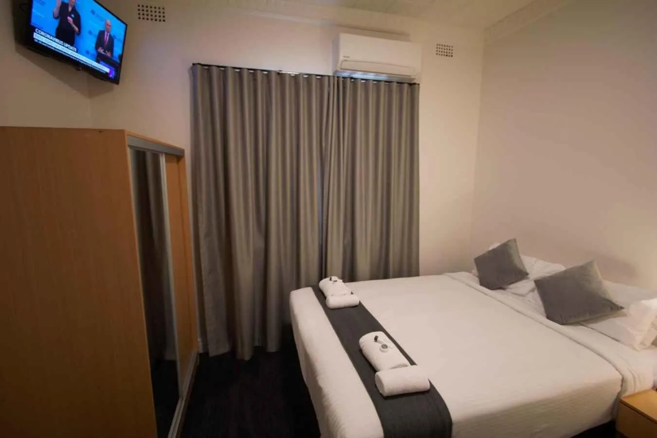 TV and multimedia, Bed in Sydney Junction Hotel