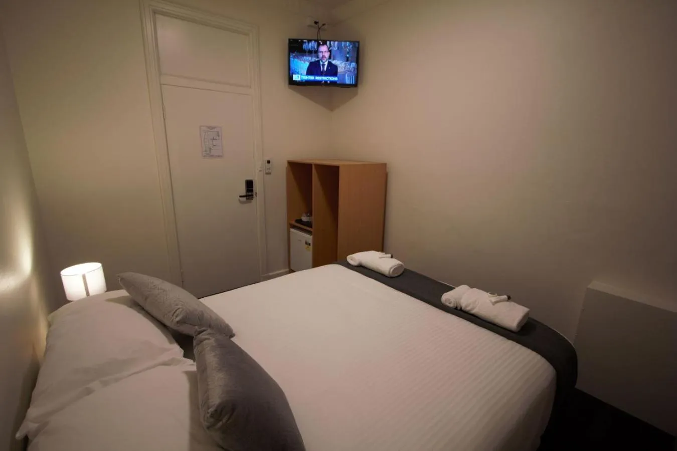 TV and multimedia, Bed in Sydney Junction Hotel