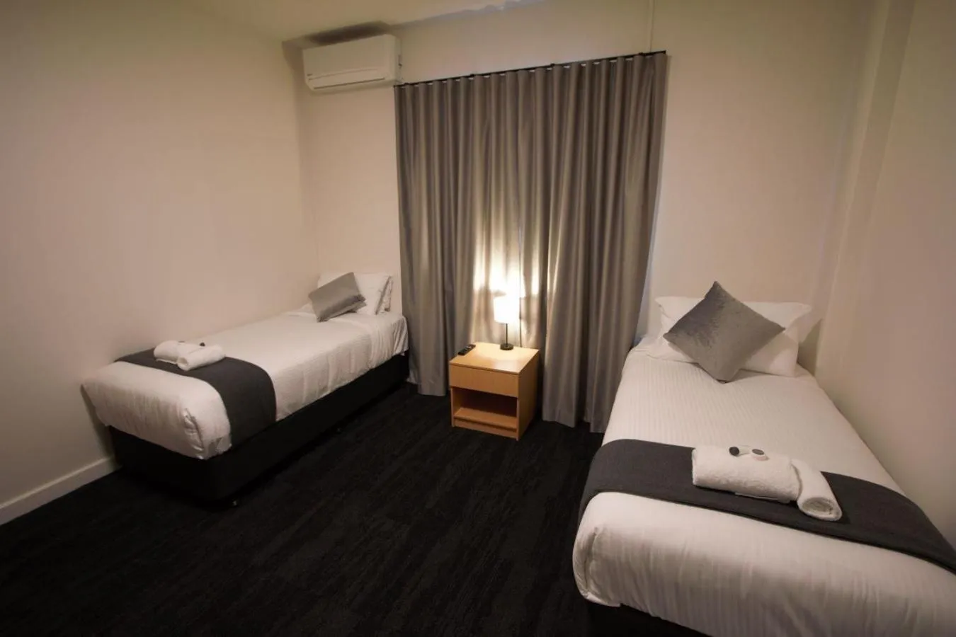 air conditioner, Bed in Sydney Junction Hotel