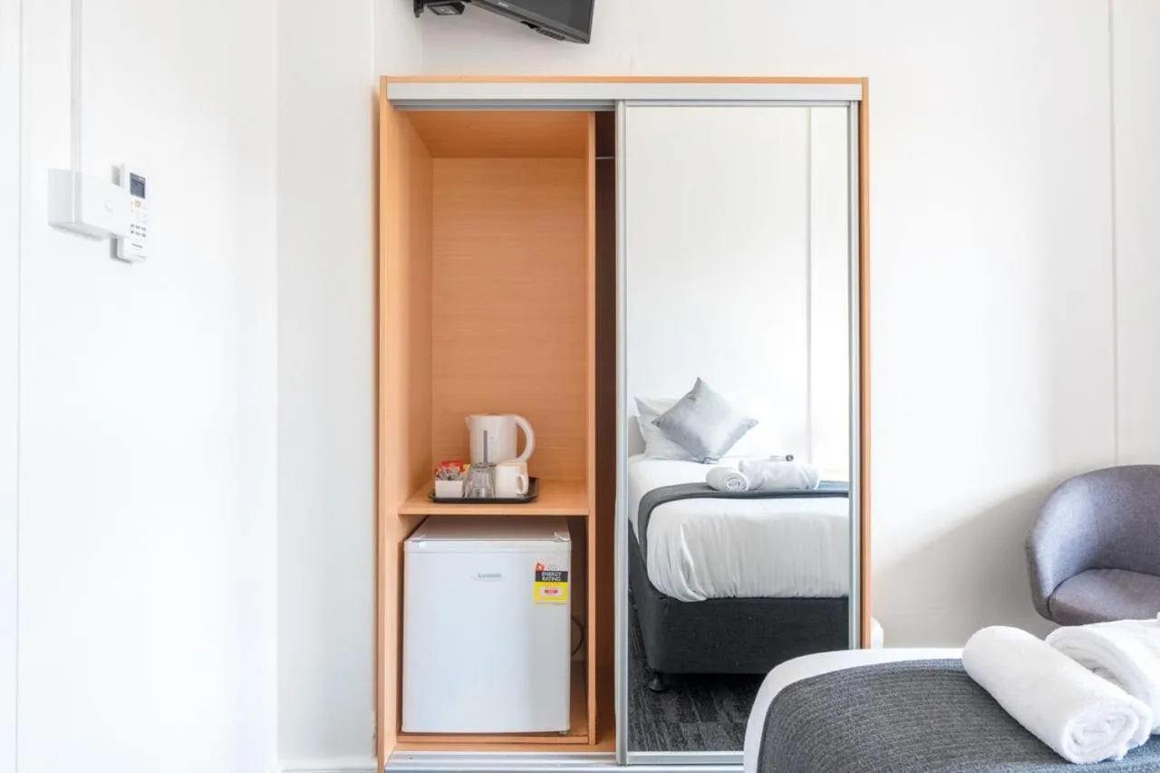 TV and multimedia, Bed in Sydney Junction Hotel