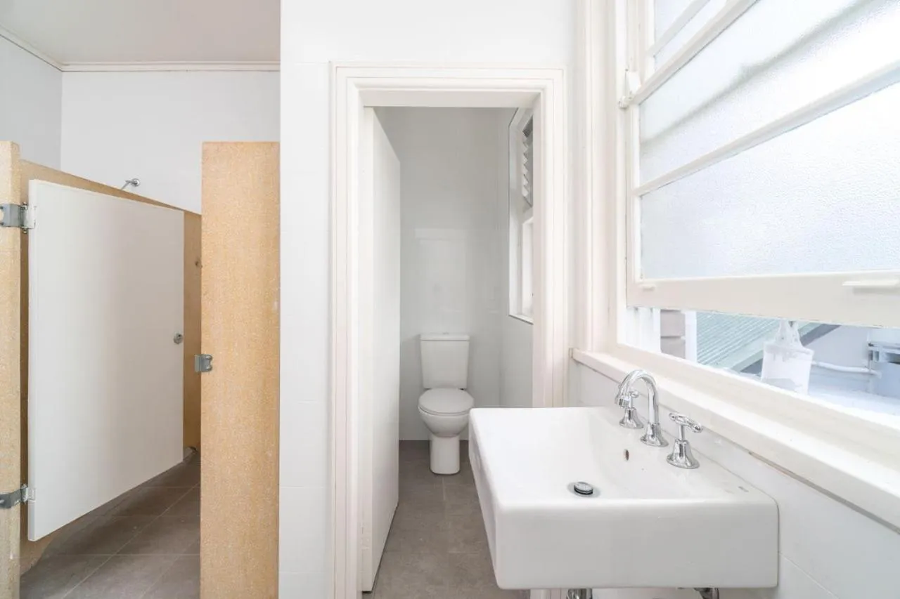 Bathroom in Sydney Junction Hotel