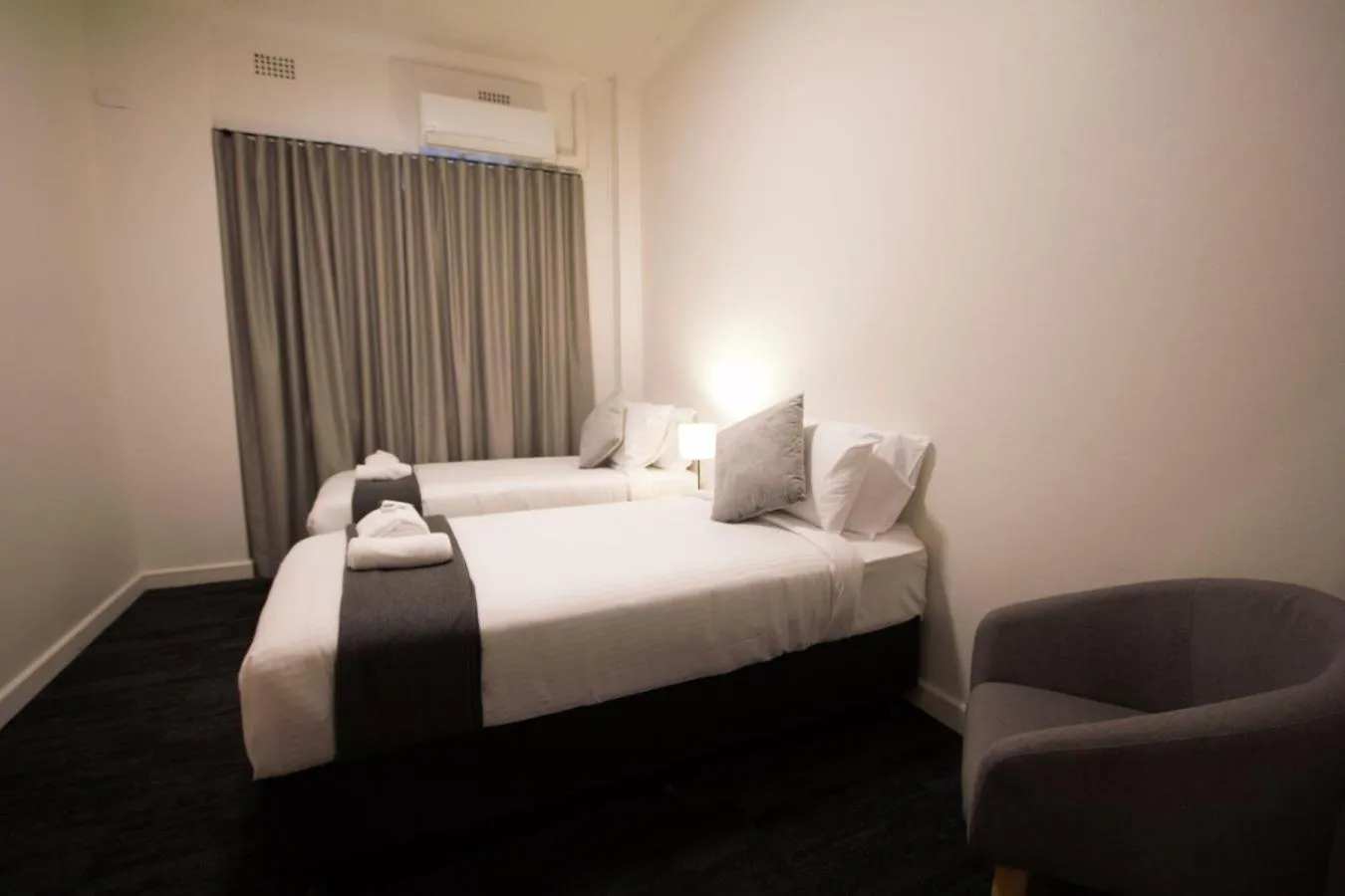 air conditioner, Bed in Sydney Junction Hotel