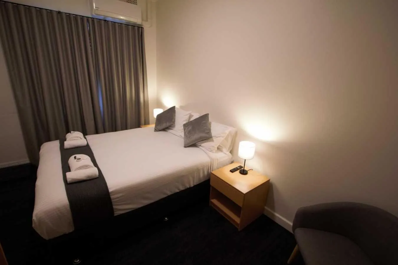 air conditioner, Bed in Sydney Junction Hotel
