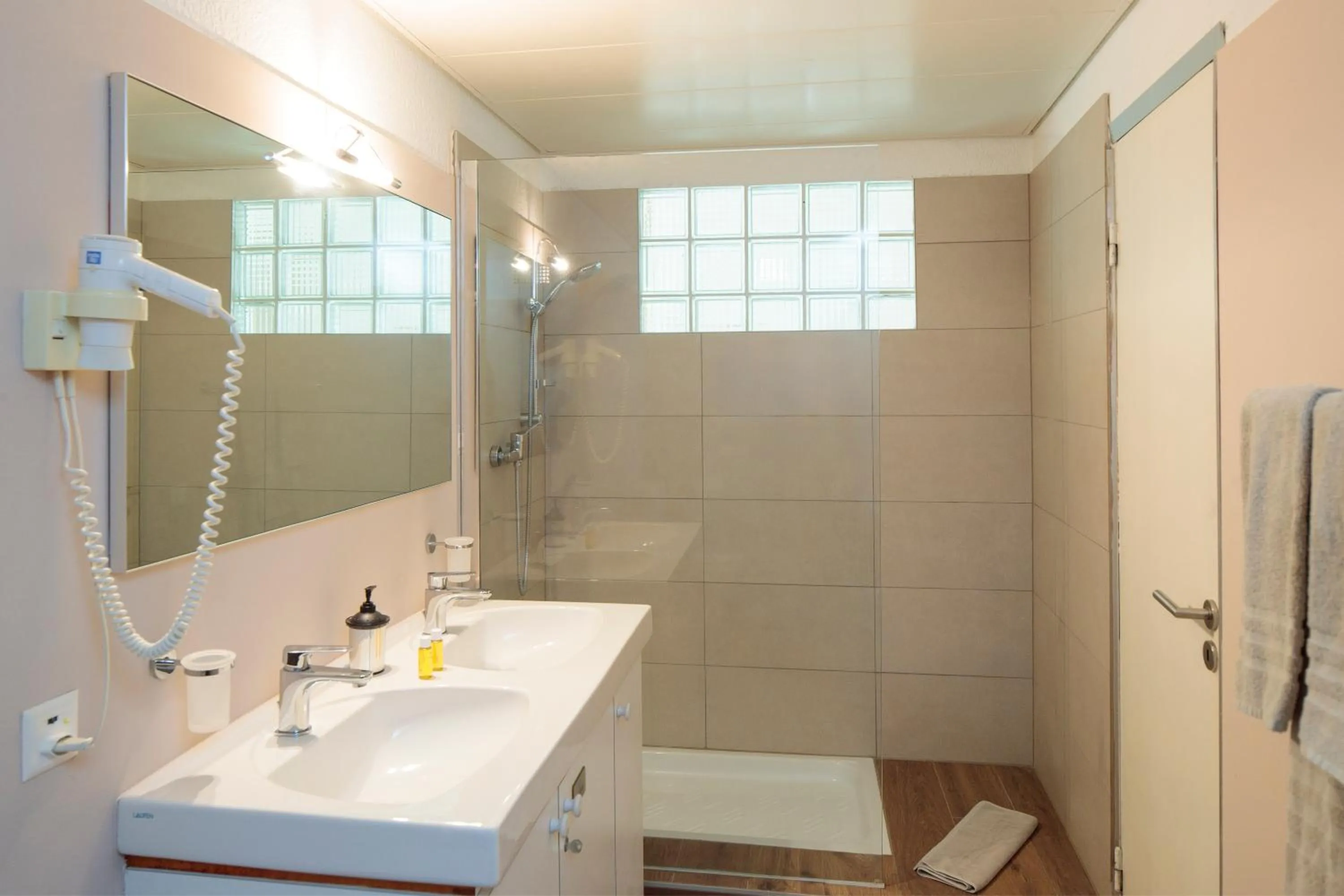 Shower in Hotel America