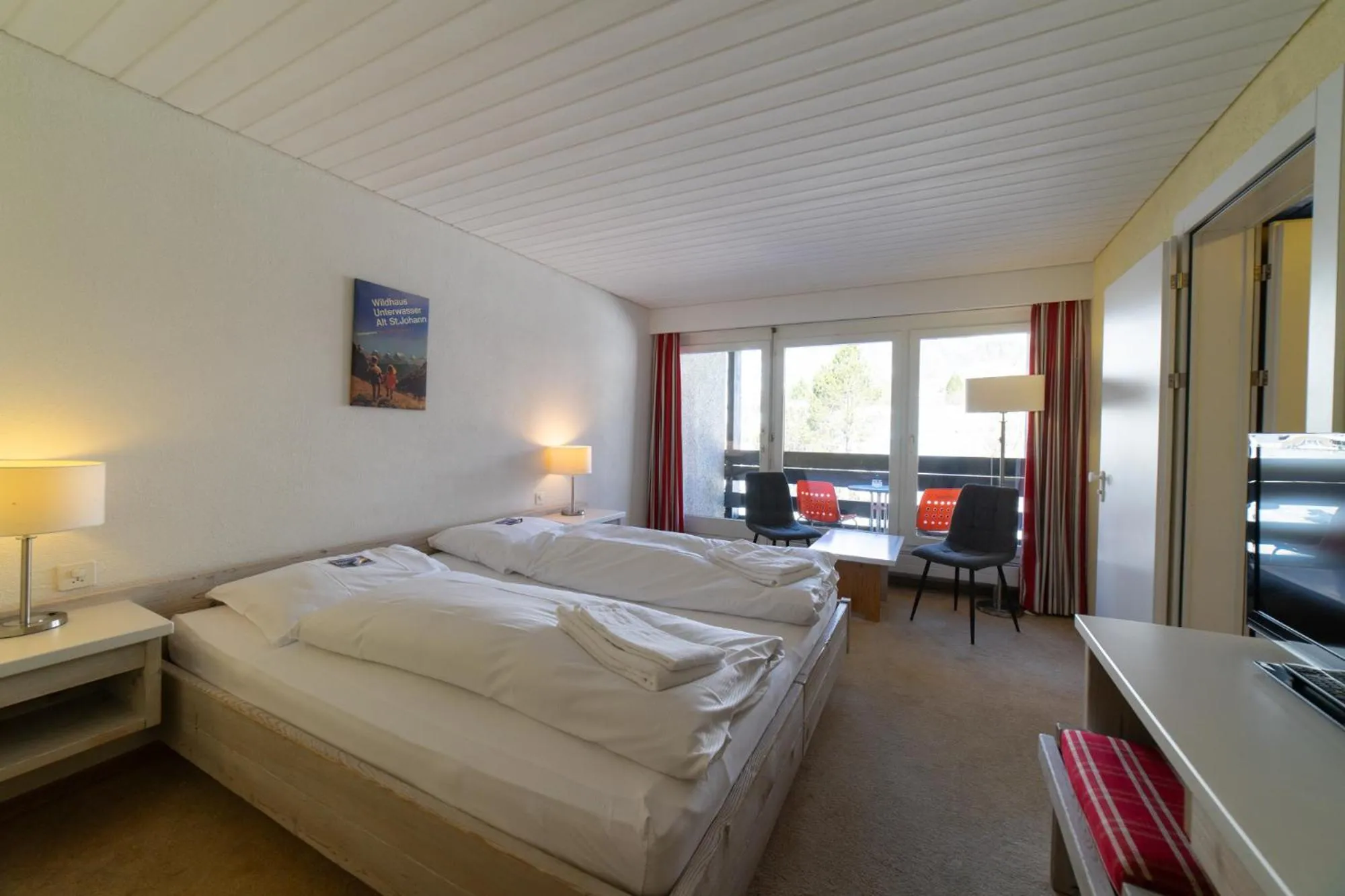 Seating area, Bed in Hotel Säntis Lodge
