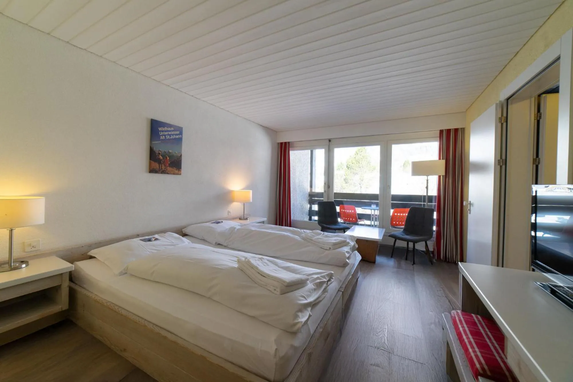 Toilet, Bed in Hotel Säntis Lodge
