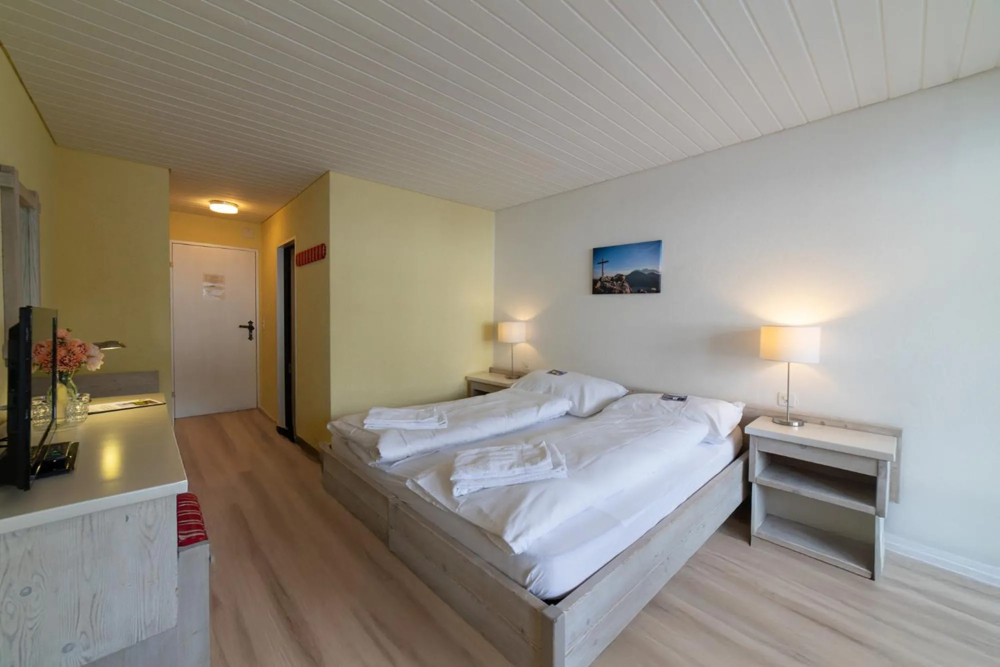 Photo of the whole room, Bed in Hotel Säntis Lodge