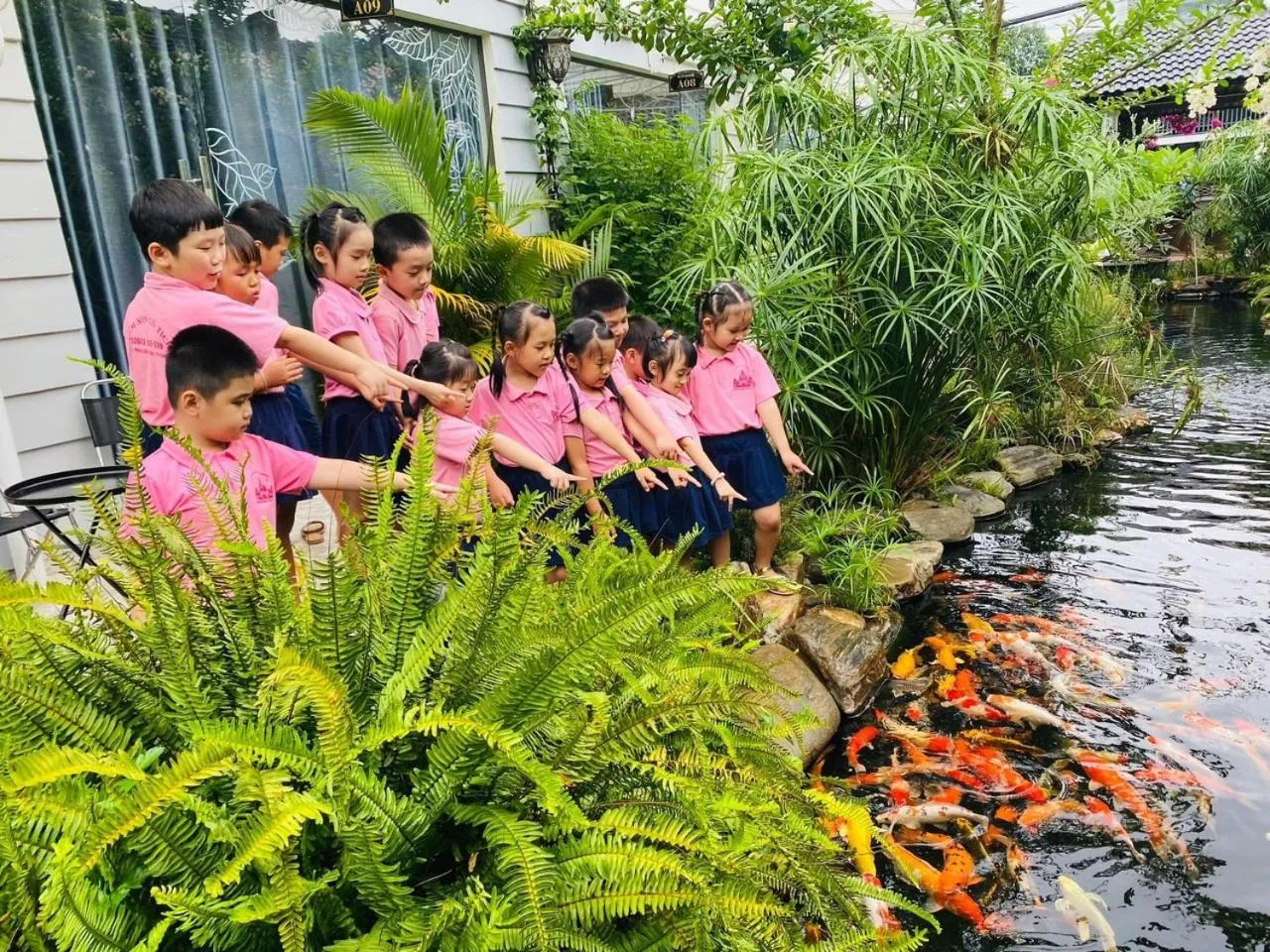 children in Window Homestay