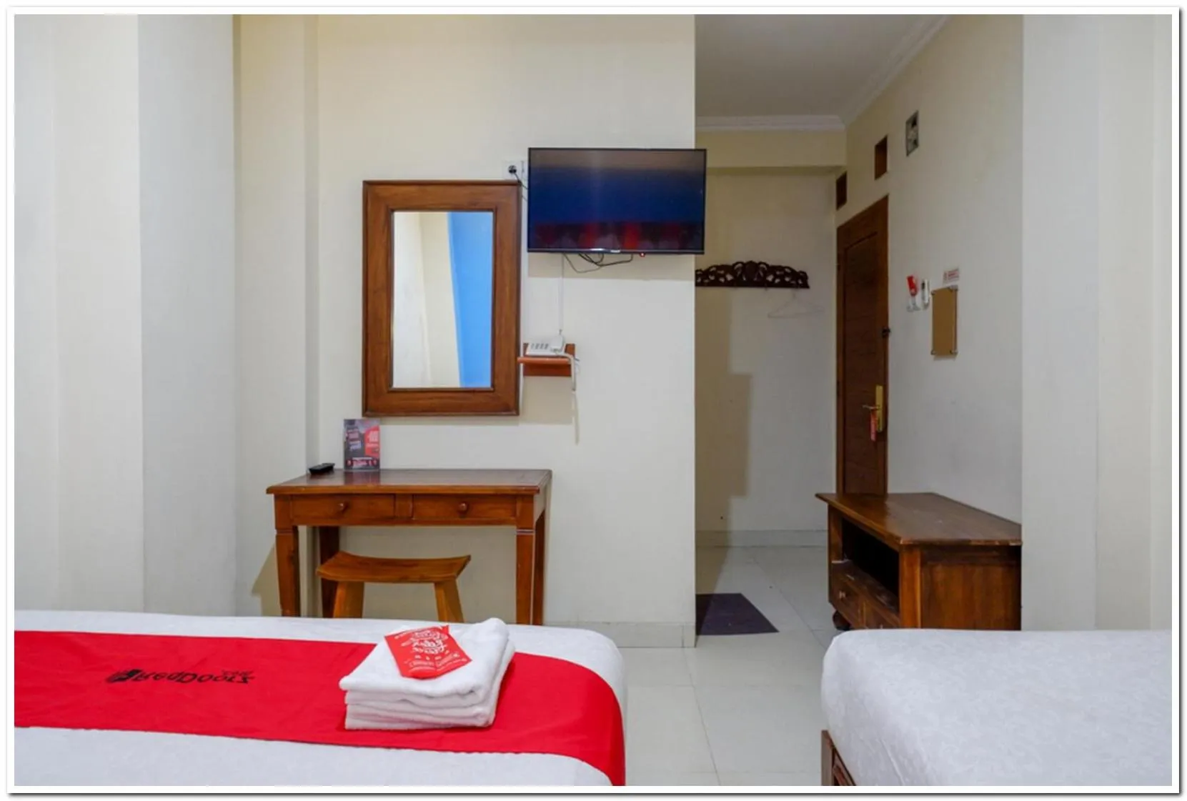 Bedroom, TV/Entertainment Center in RedDoorz near Lempuyangan Train Station