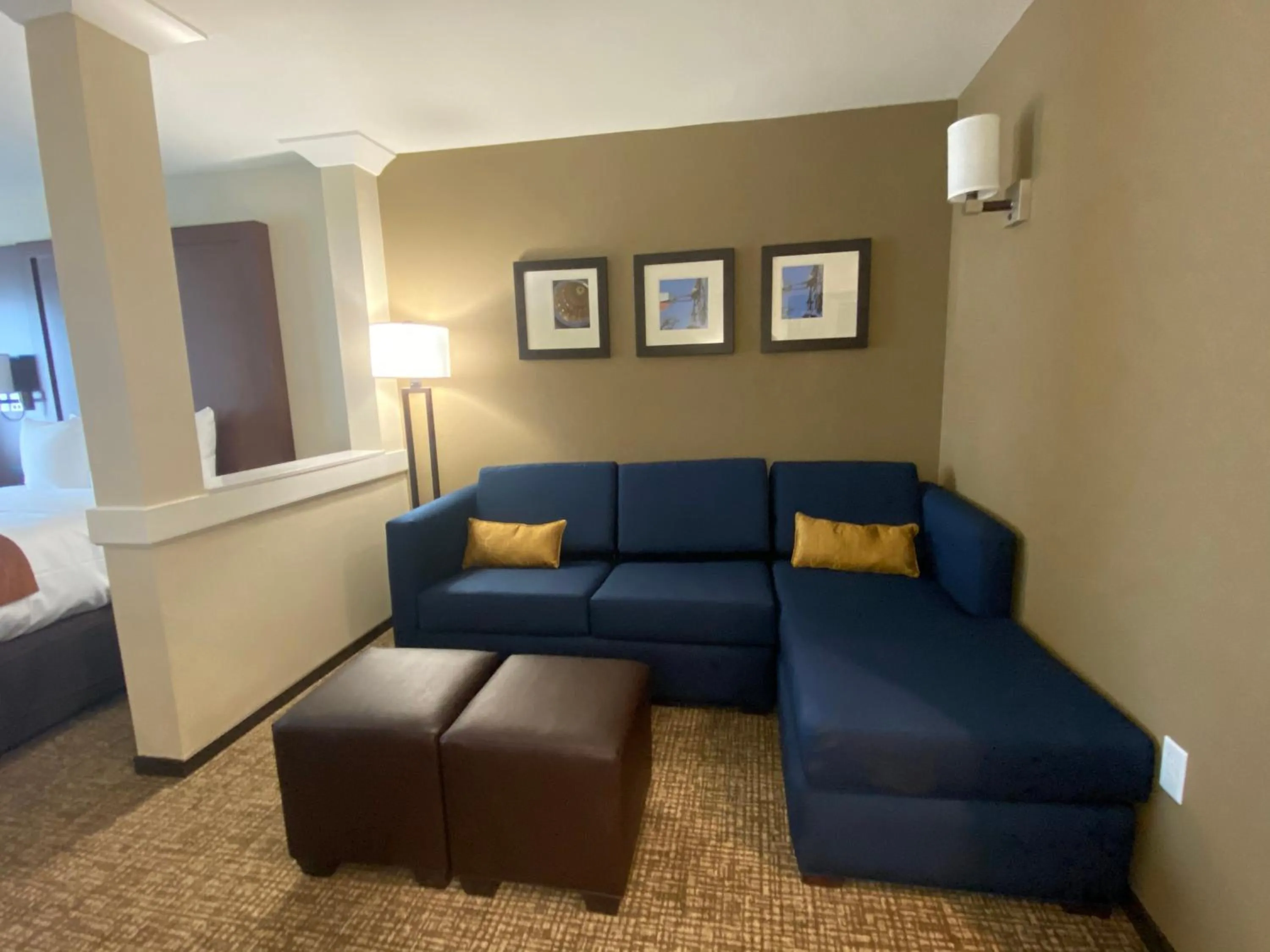 Seating area in Comfort Suites Midland West