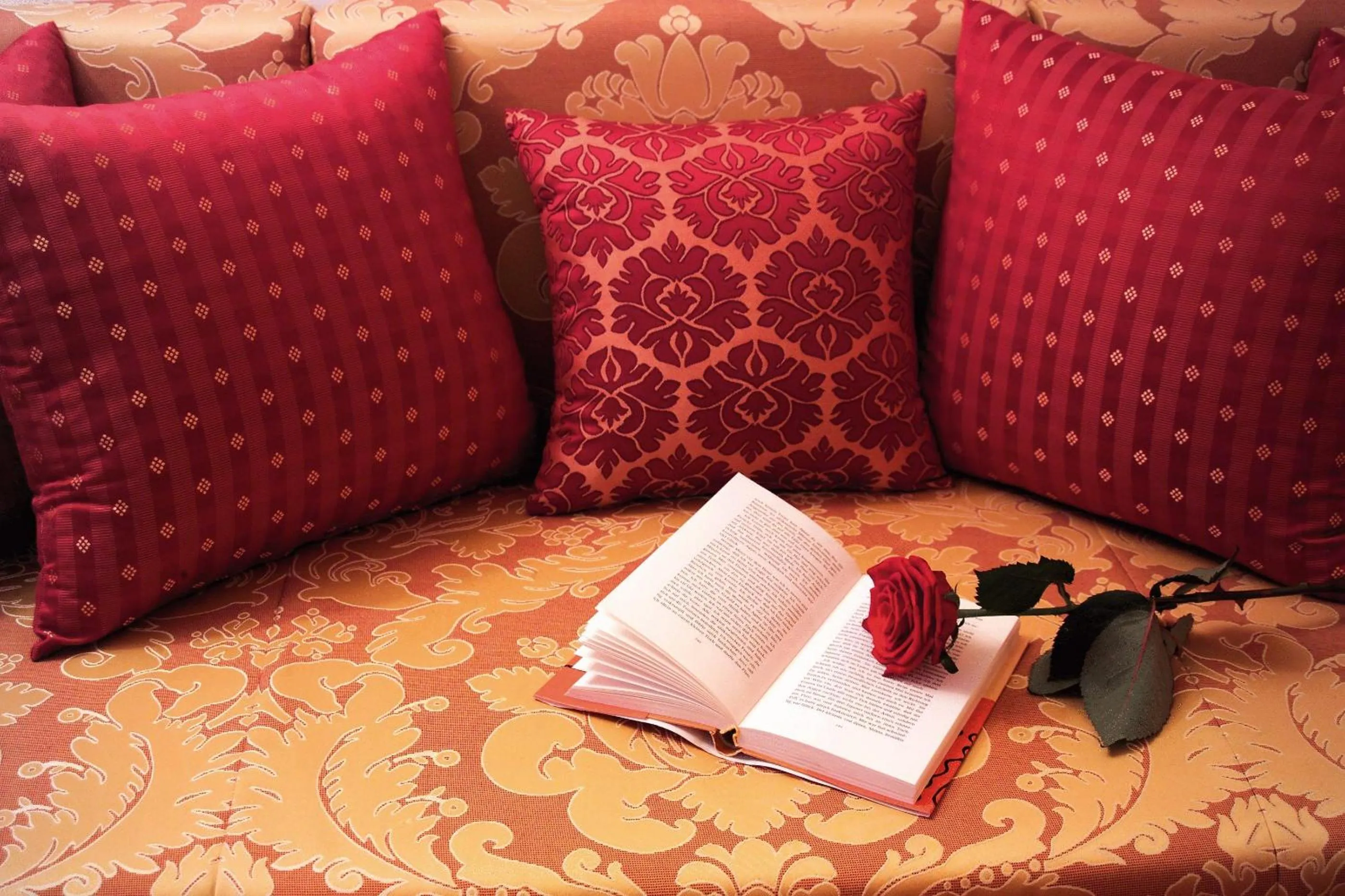 Lounge or bar, Bed in Hotel Metropol & Spa Zermatt