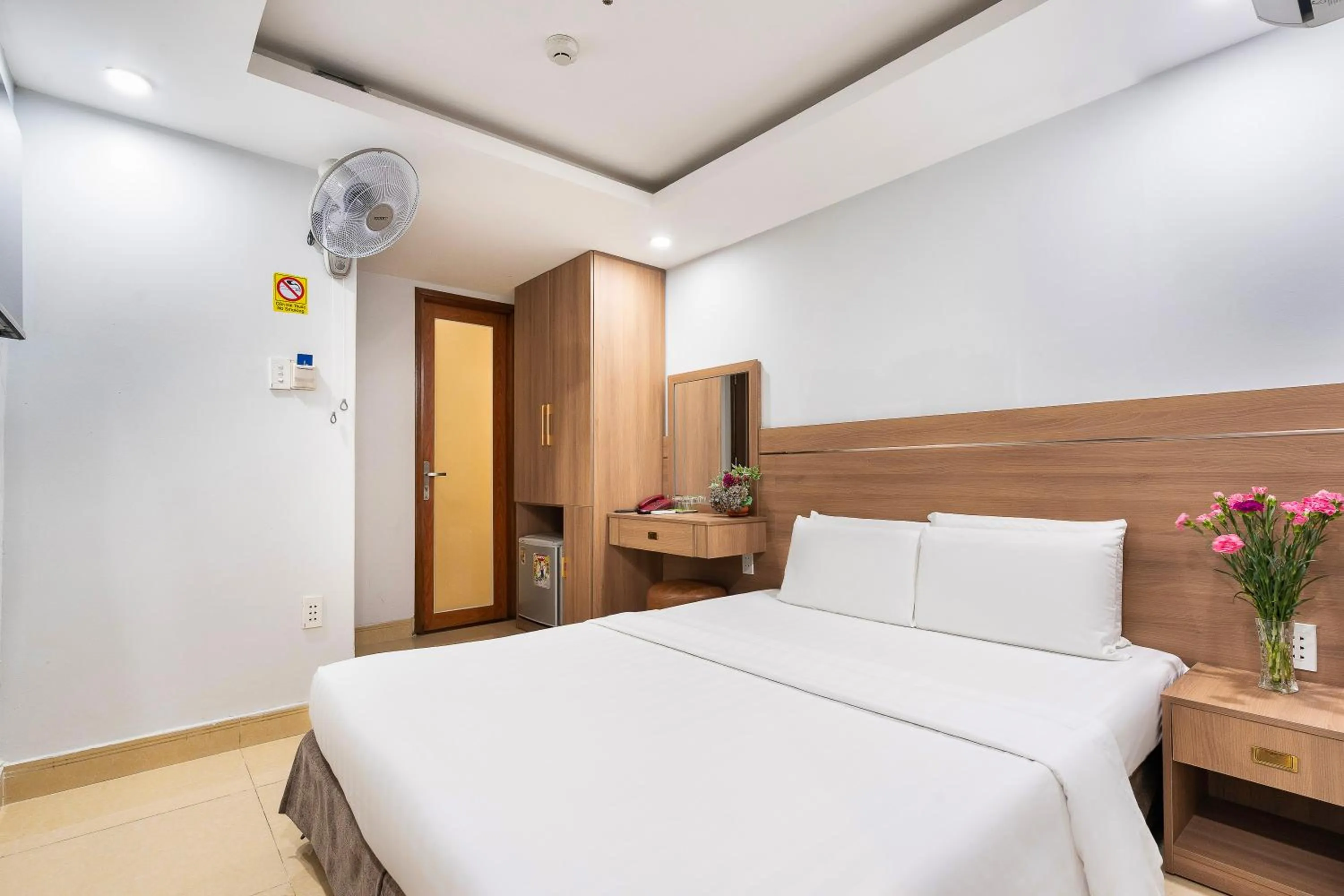 Photo of the whole room, Bed in Lucky Star Hotel Nguyen Trai Q5