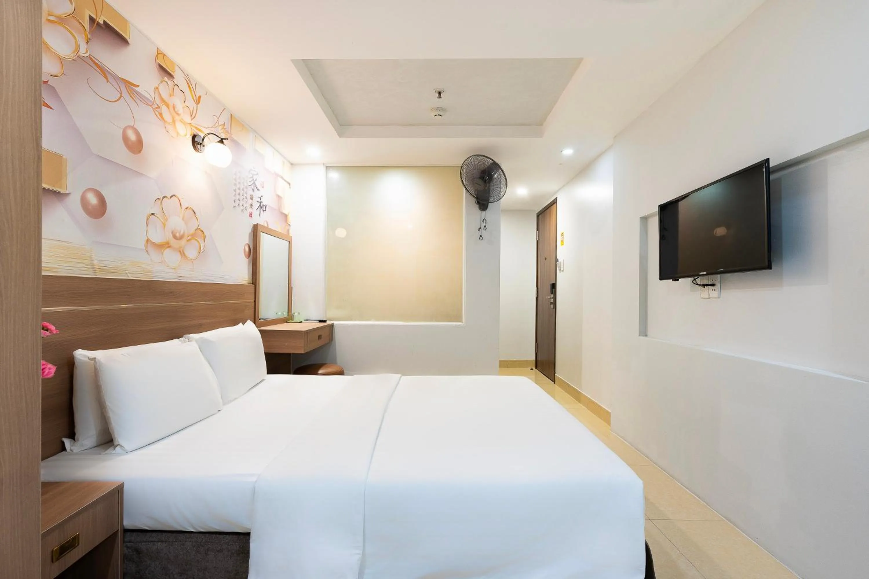 Photo of the whole room, Bed in Lucky Star Hotel Nguyen Trai Q5