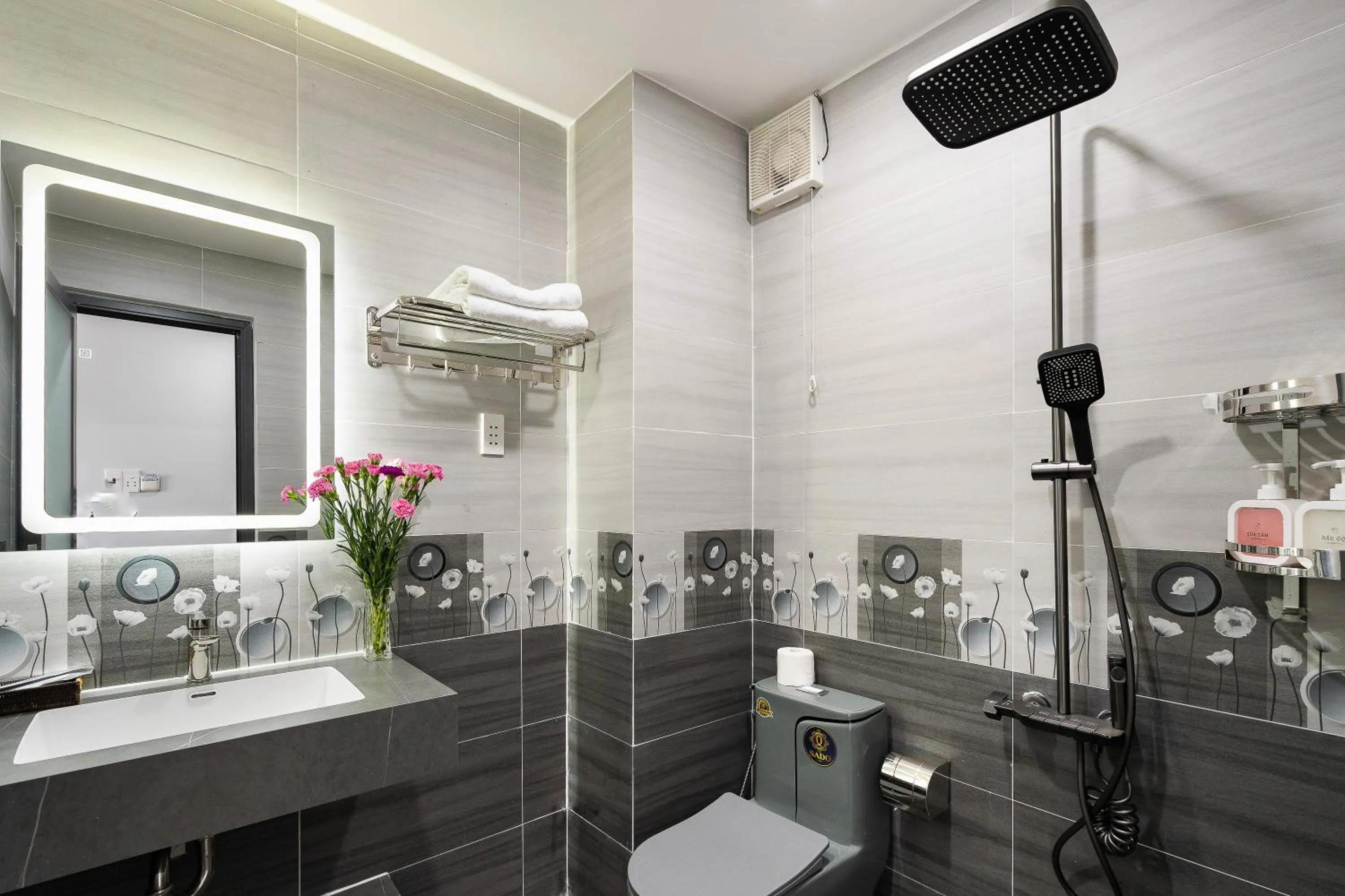 Bathroom in Lucky Star Hotel Nguyen Trai Q5