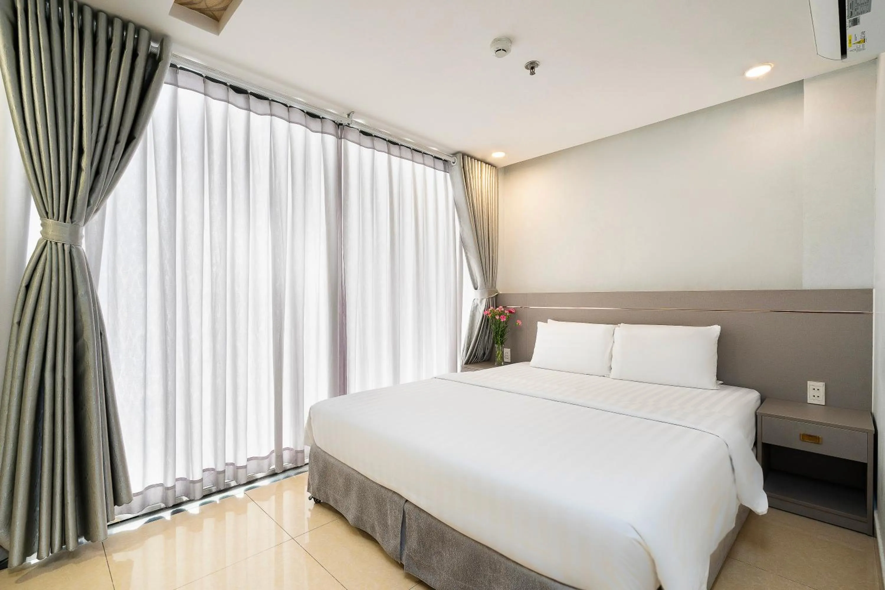 Photo of the whole room, Bed in Lucky Star Hotel Nguyen Trai Q5