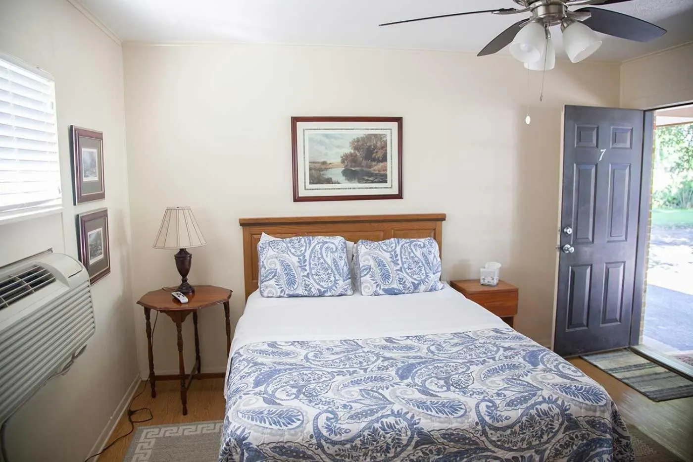 Bedroom, Bed in Shiner Country Inn