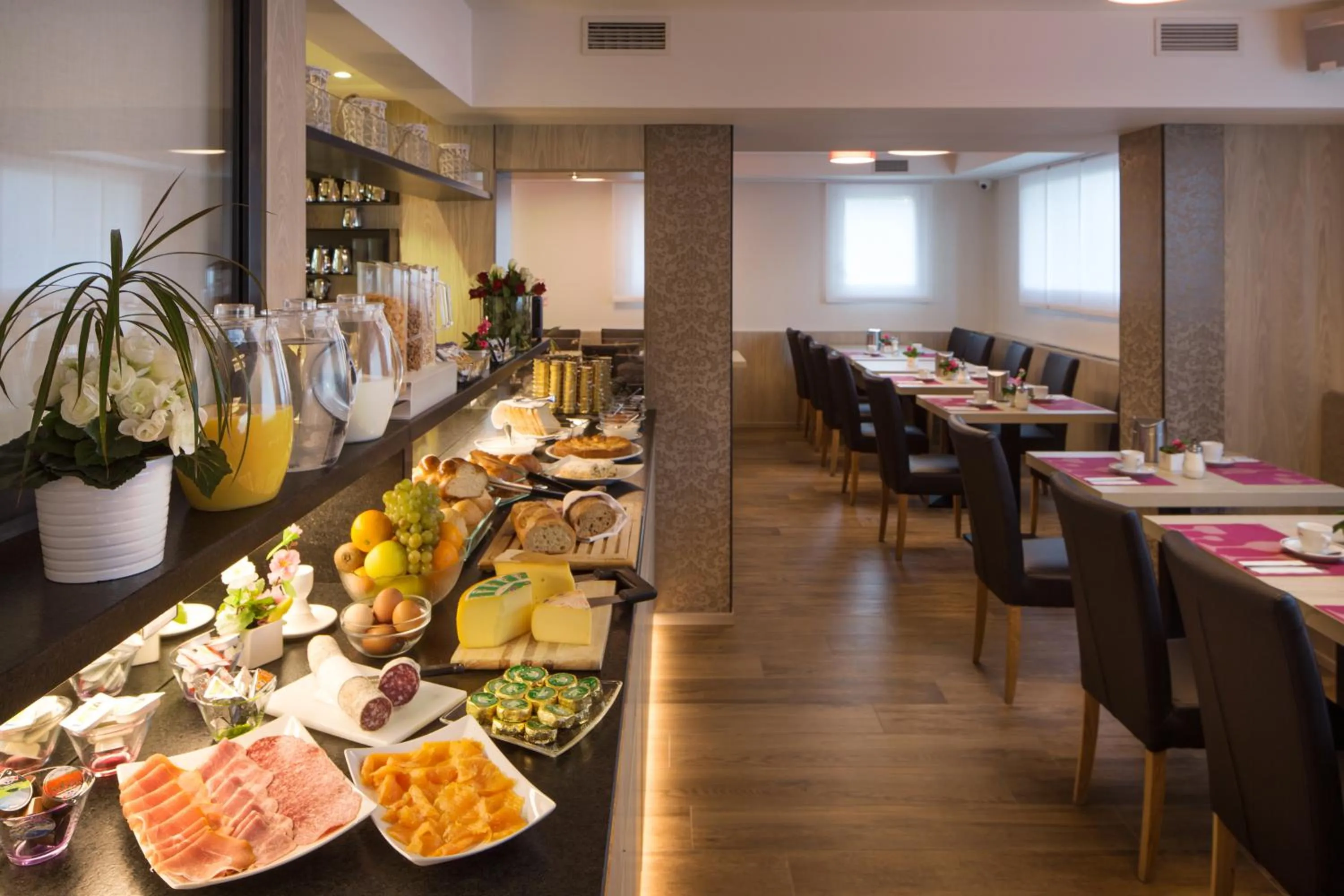 Restaurant/places to eat in Hotel Campione