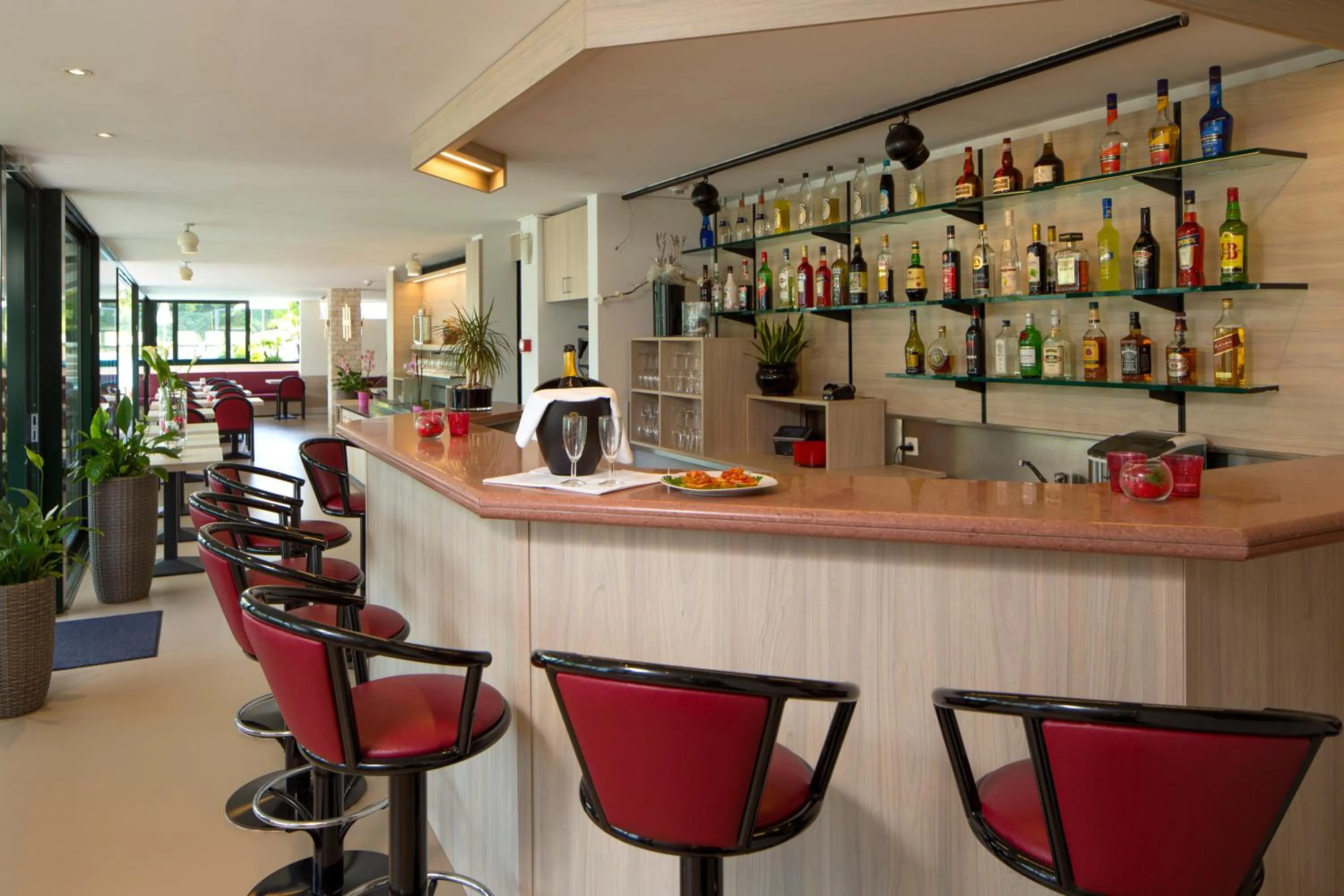 Restaurant/places to eat in Hotel Campione