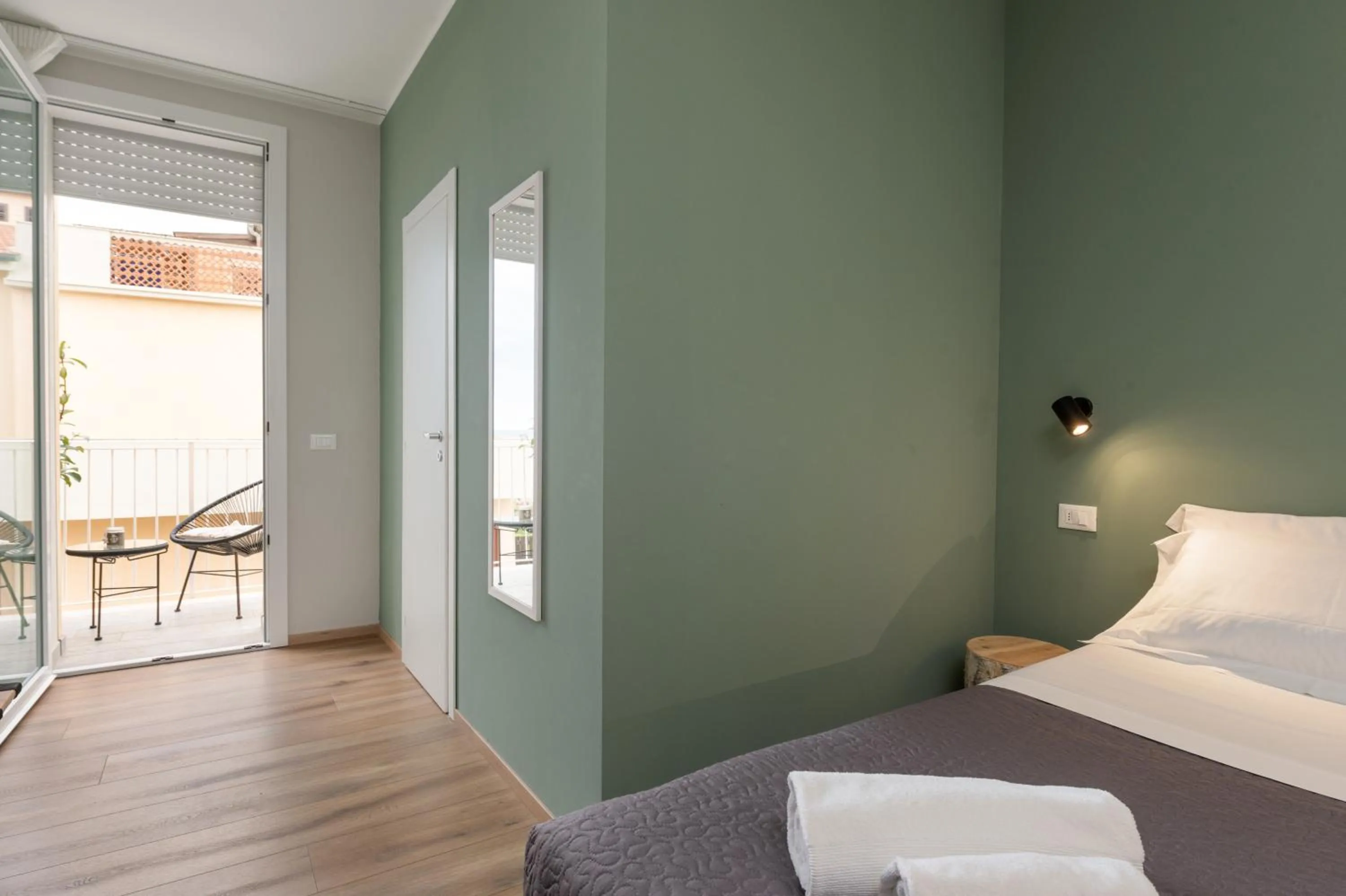 Balcony/Terrace, Bed in Hotel Perla