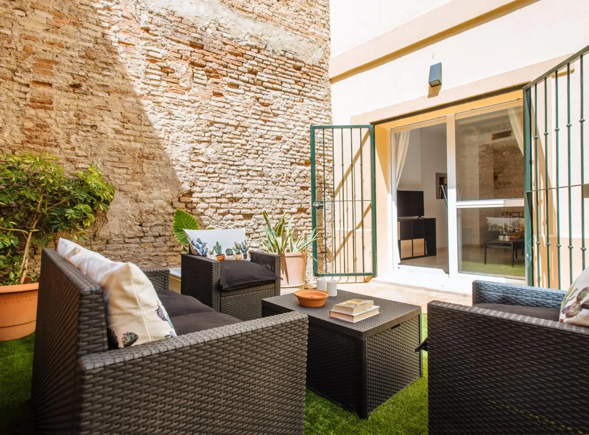 Sol Suite Apartment with Garden Sol Suite Apartment with Garden