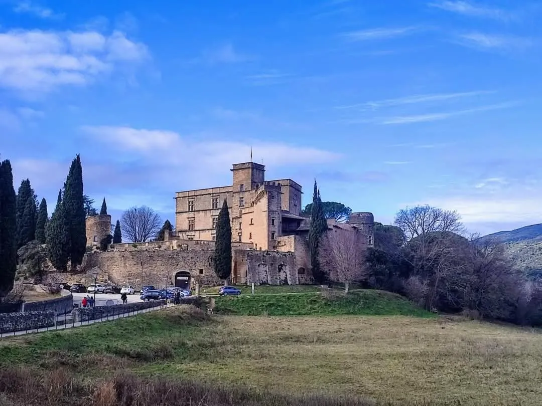 Nearby landmark in la fée viviane et michel l'enchanteur