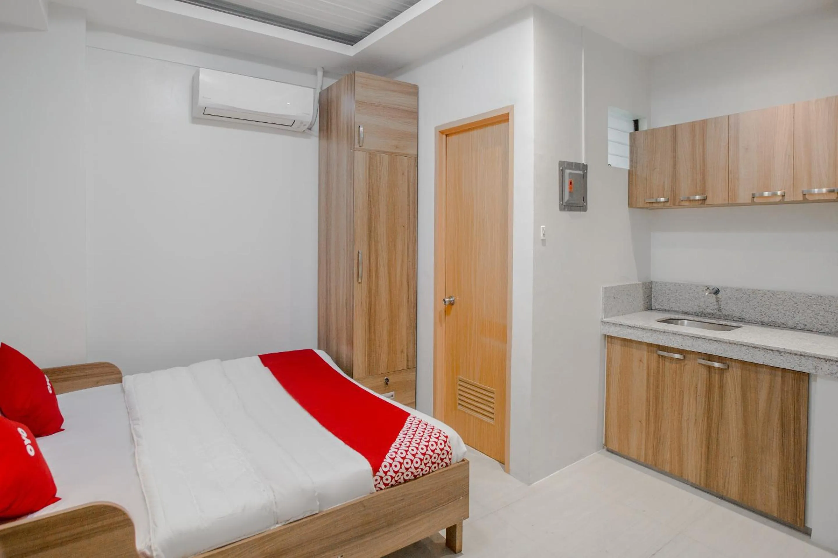 Bedroom in OYO 605 The Quarters