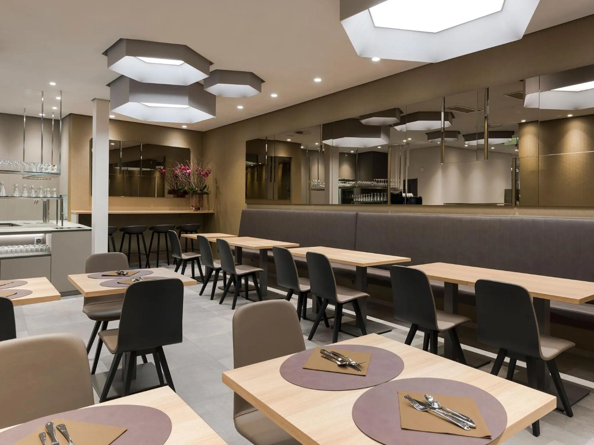 Restaurant/places to eat in Hotel Savoy