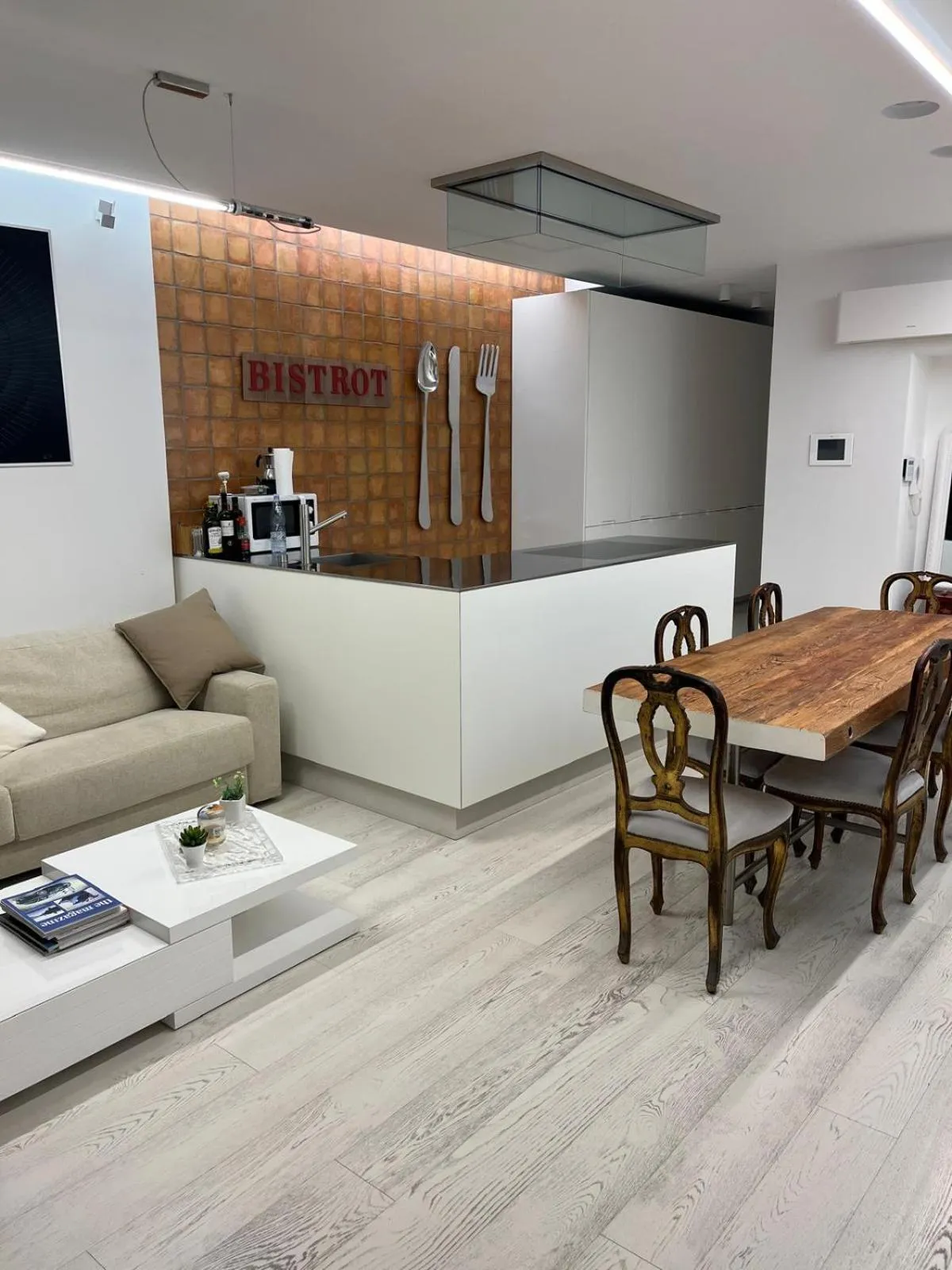 Kitchen or kitchenette in B&B Leus Appartment