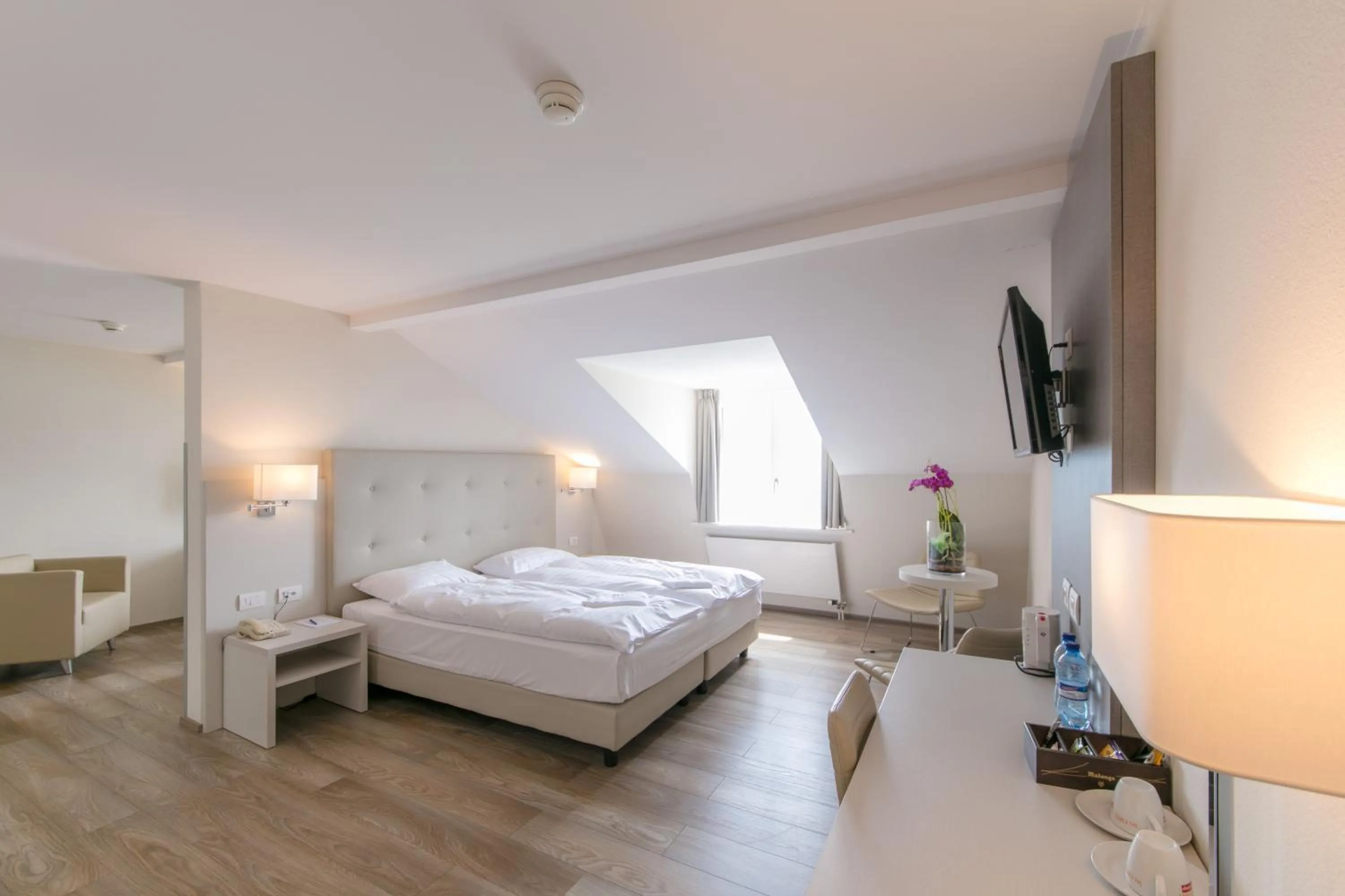 Photo of the whole room, Bed in Hôtel Prealpina