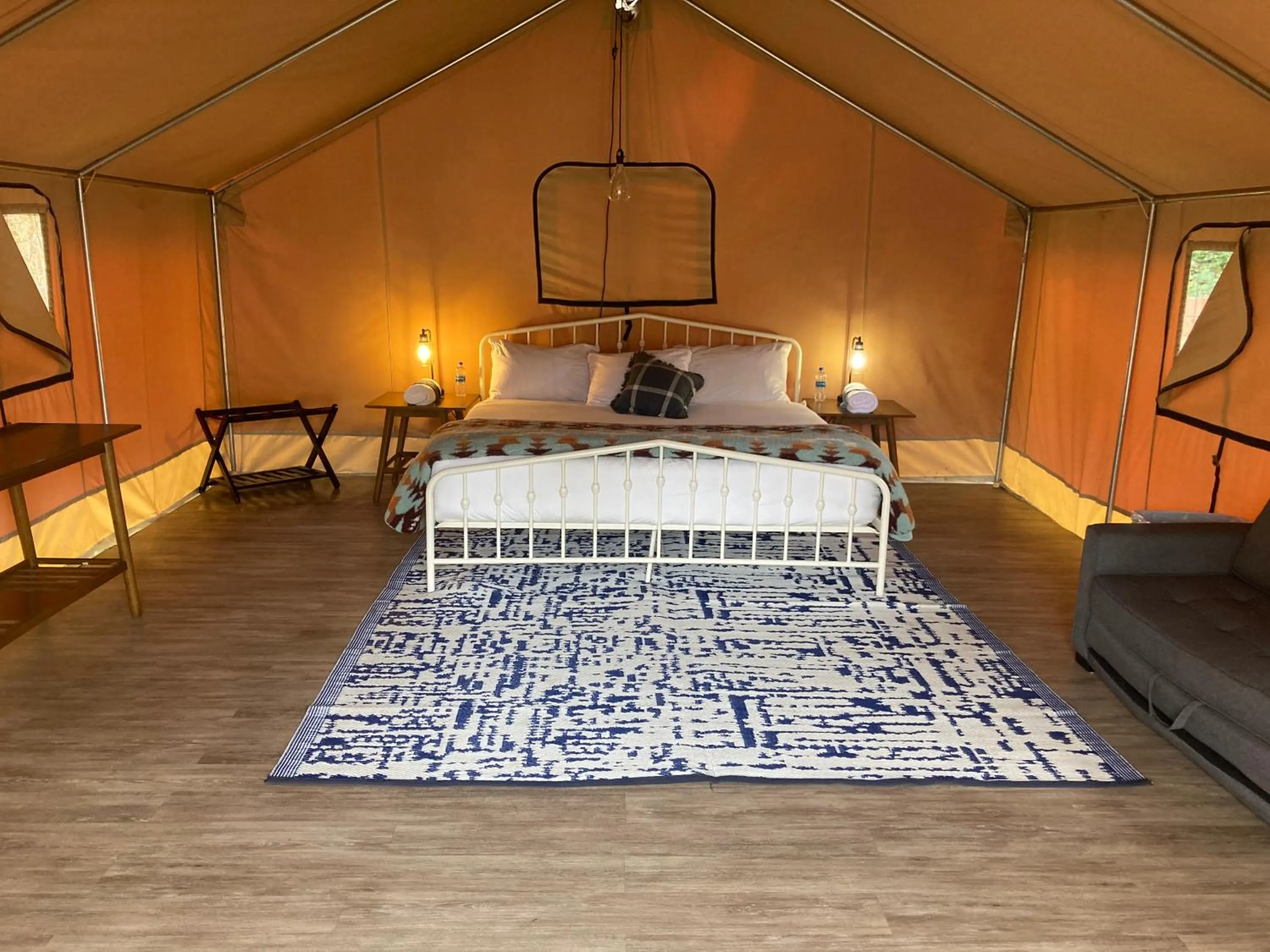 Photo of the whole room, Bed in Pacific Dunes Resort