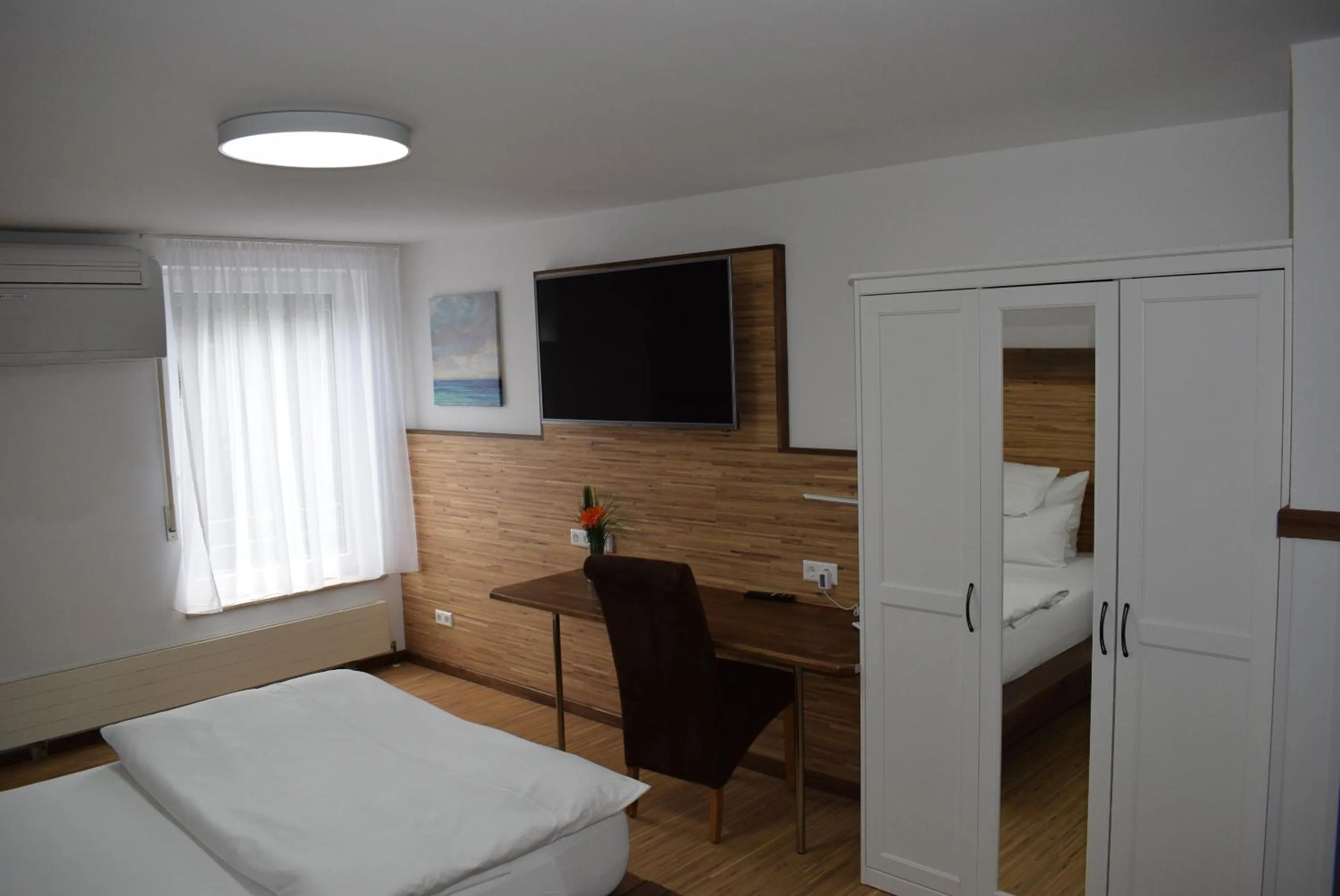 TV and multimedia, Bed in Apartments mit Klimaanlage am Neckarufer, Schöne Aussicht