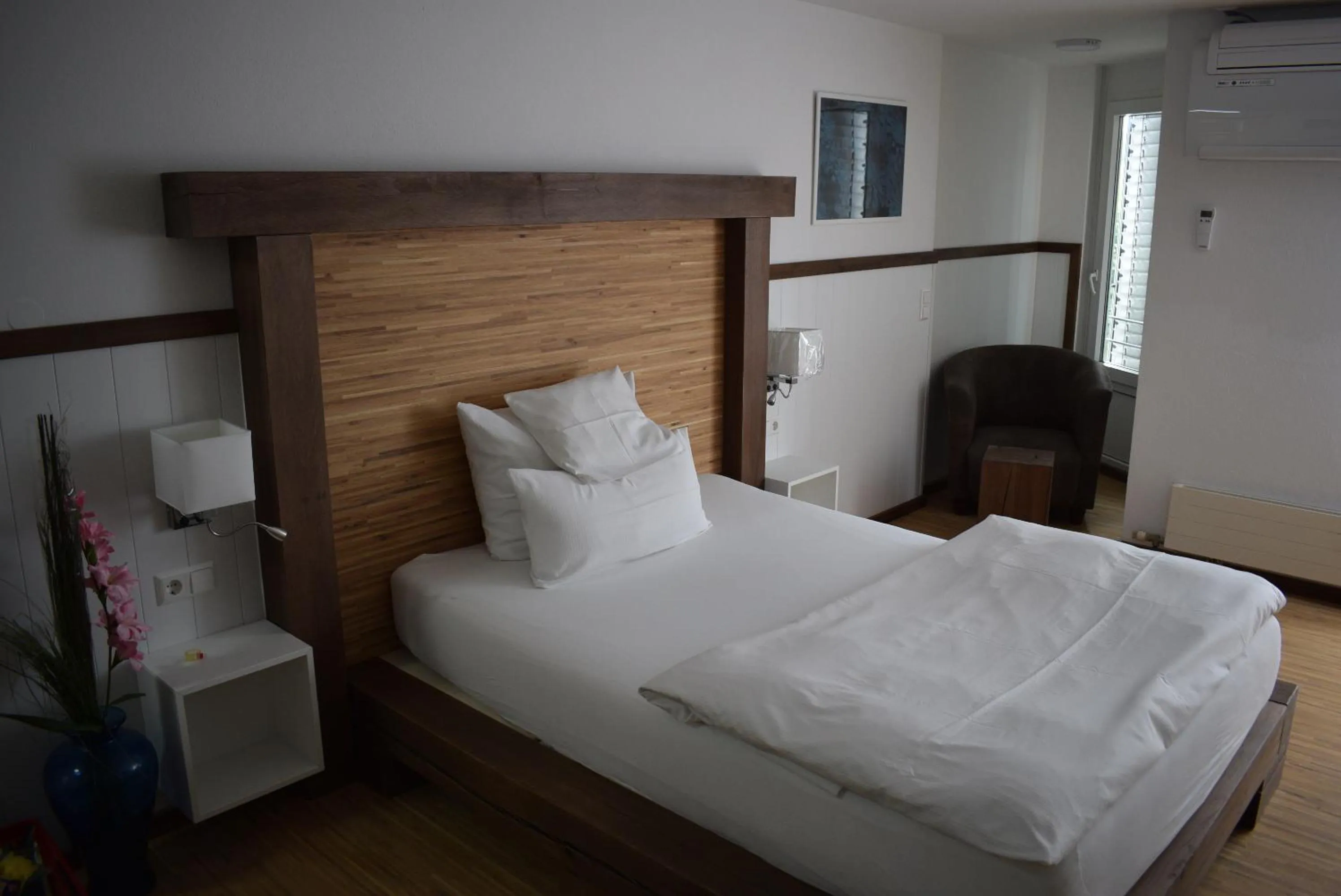 Bed in Apartments mit Klimaanlage am Neckarufer, Schöne Aussicht