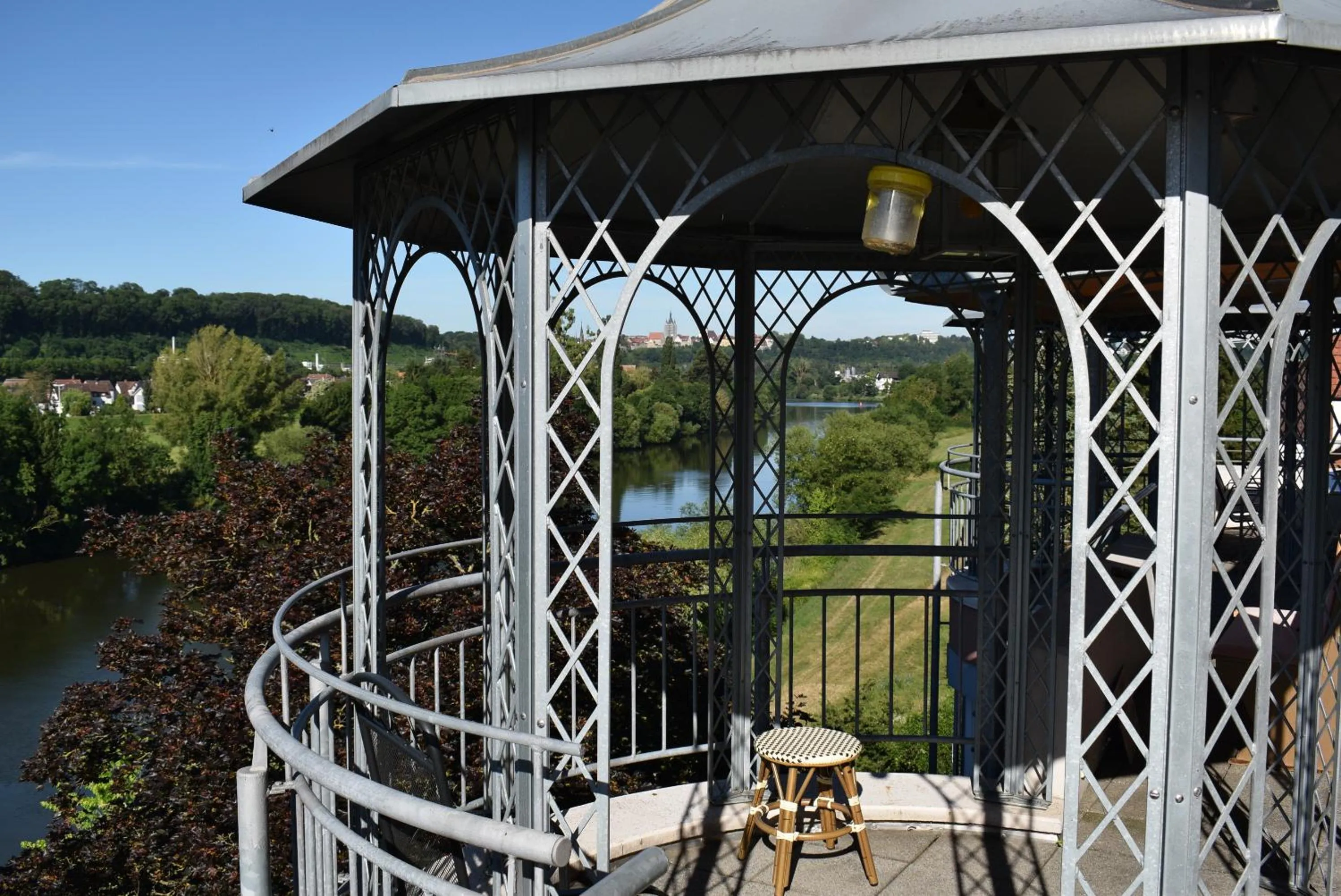 Property building in Apartments mit Klimaanlage am Neckarufer, Schöne Aussicht