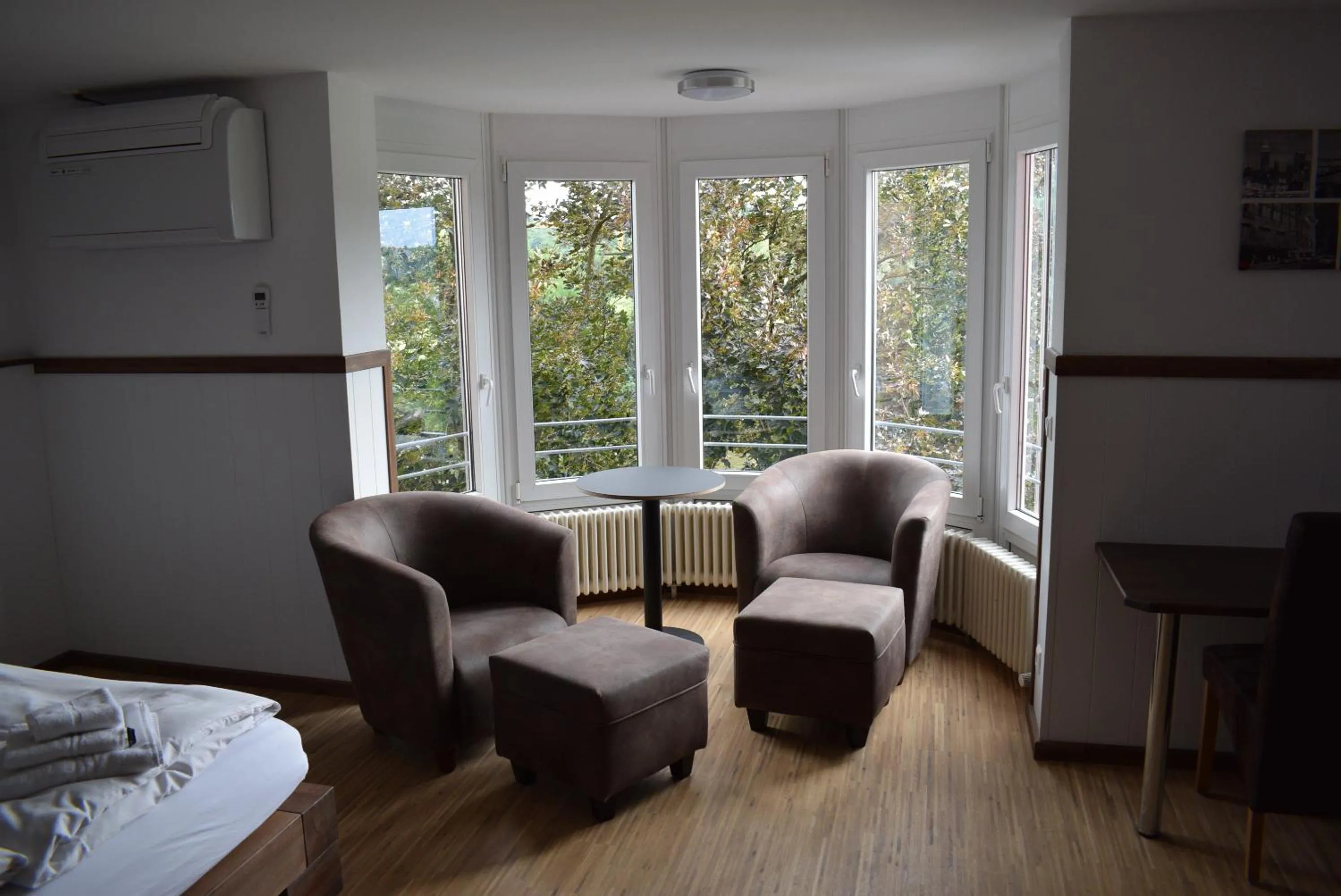 Living room in Apartments mit Klimaanlage am Neckarufer, Schöne Aussicht