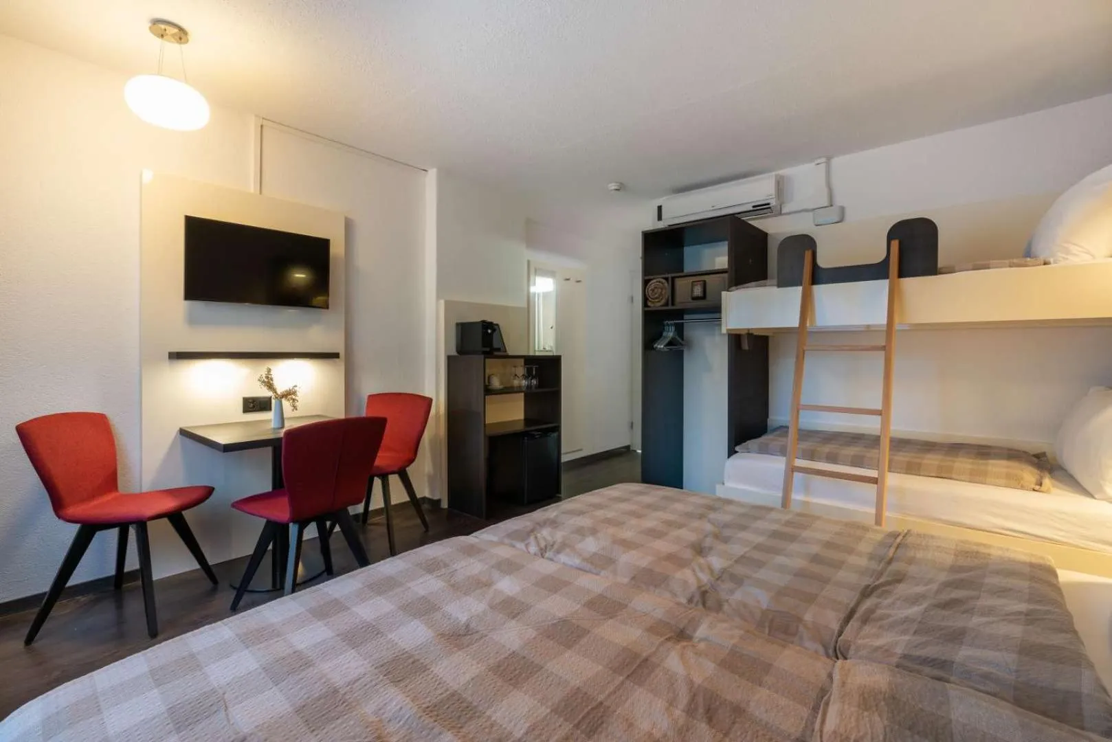 Bed in Hotel Derby Interlaken - self check-in