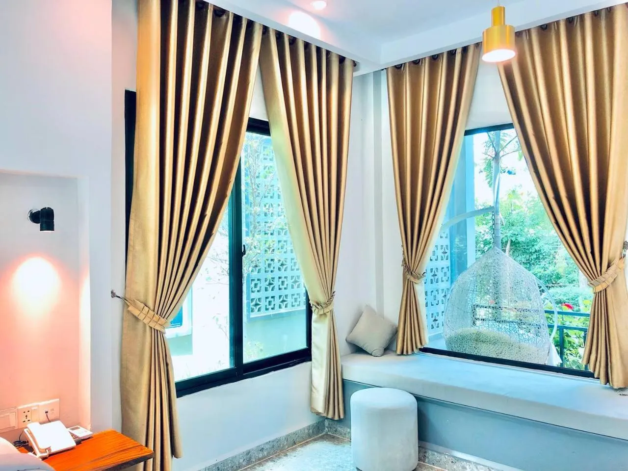 Seating area, Bed in Raing Phnom Bungalow