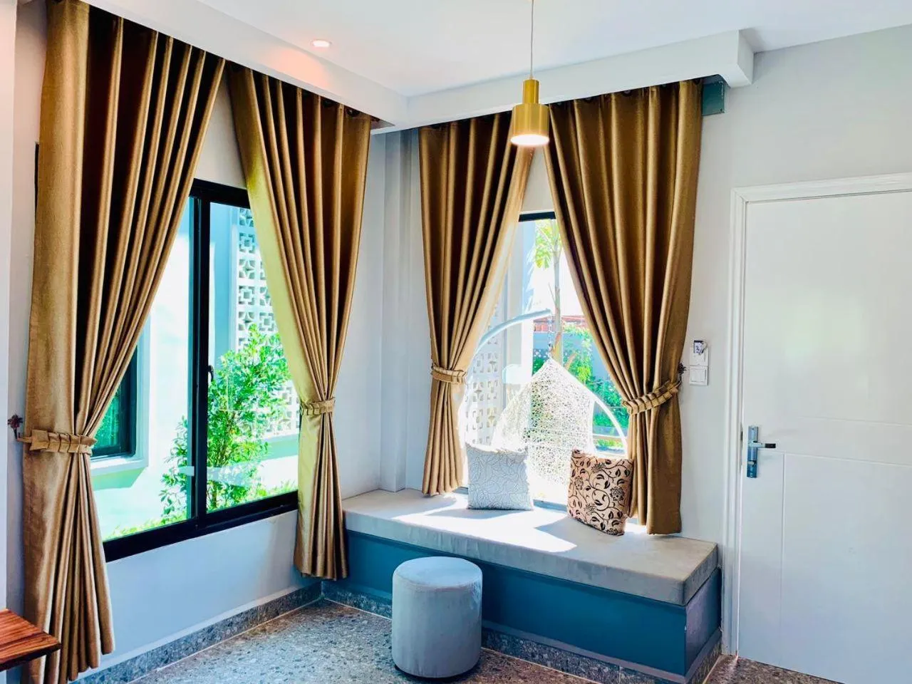 Seating area, Bed in Raing Phnom Bungalow