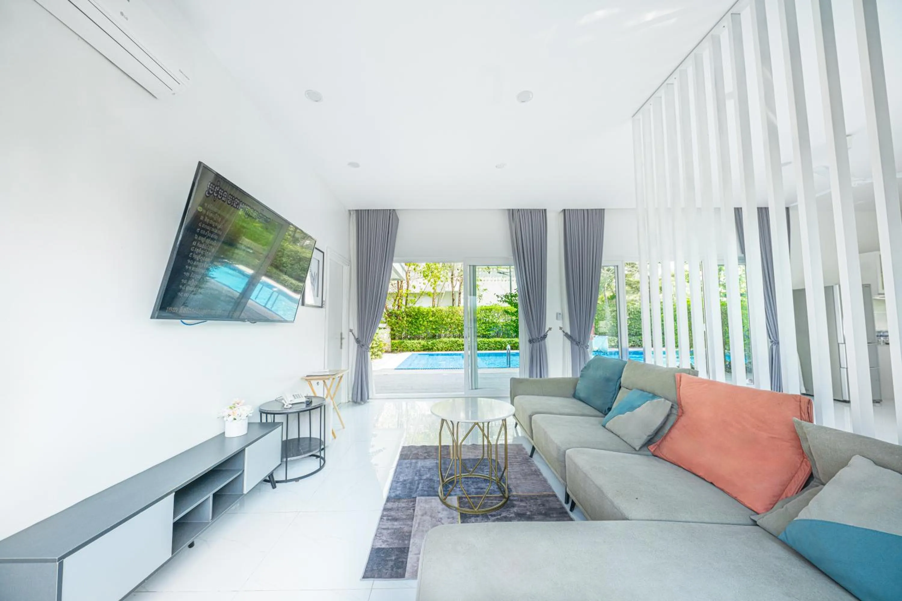 Communal lounge/ TV room in Raing Phnom Bungalow