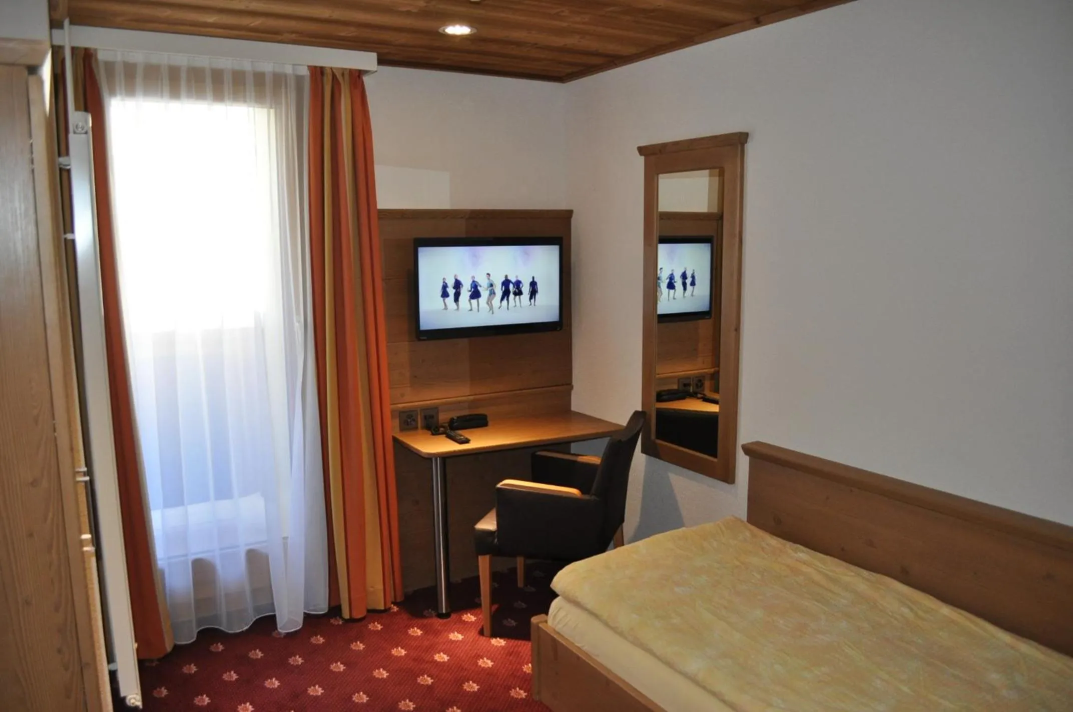 Communal lounge/ TV room, Bed in Hotel Central Résidence