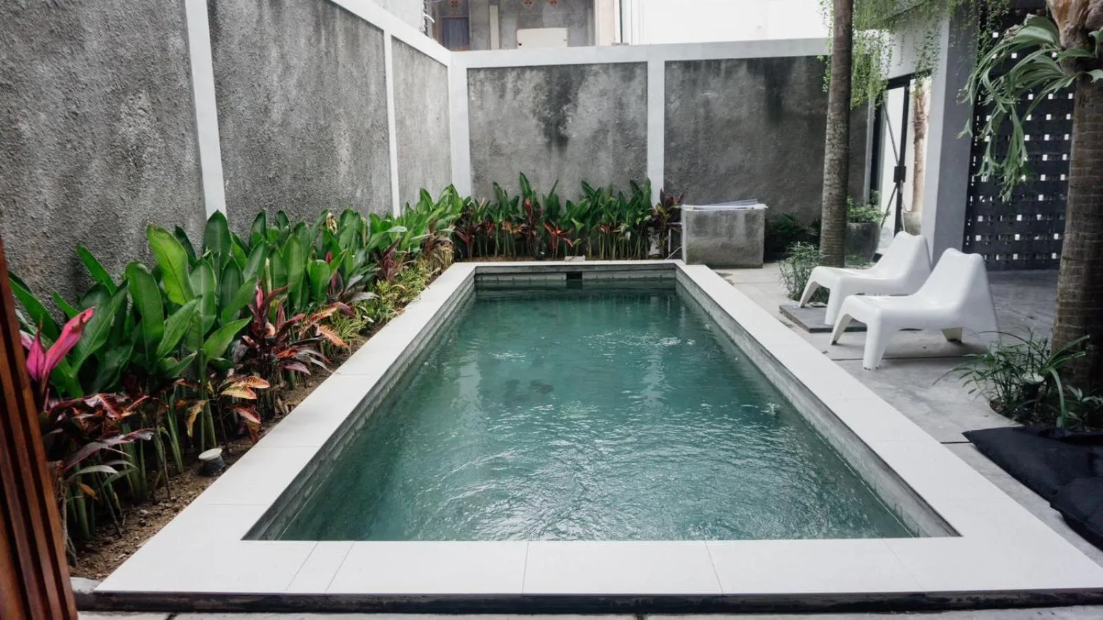 Swimming pool in Escotel Vanili Guest House