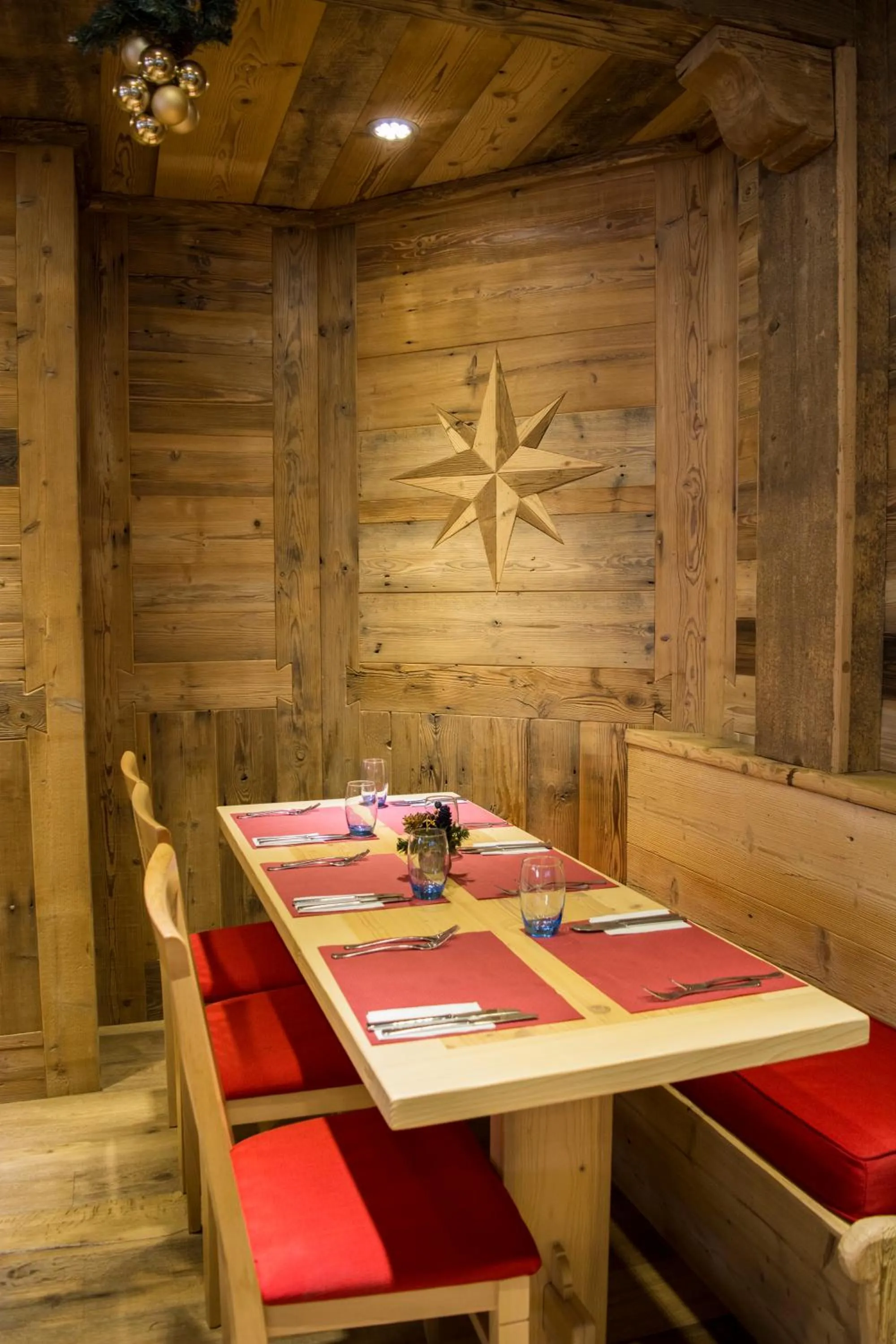 Restaurant/places to eat in Alpine Classic Hotel