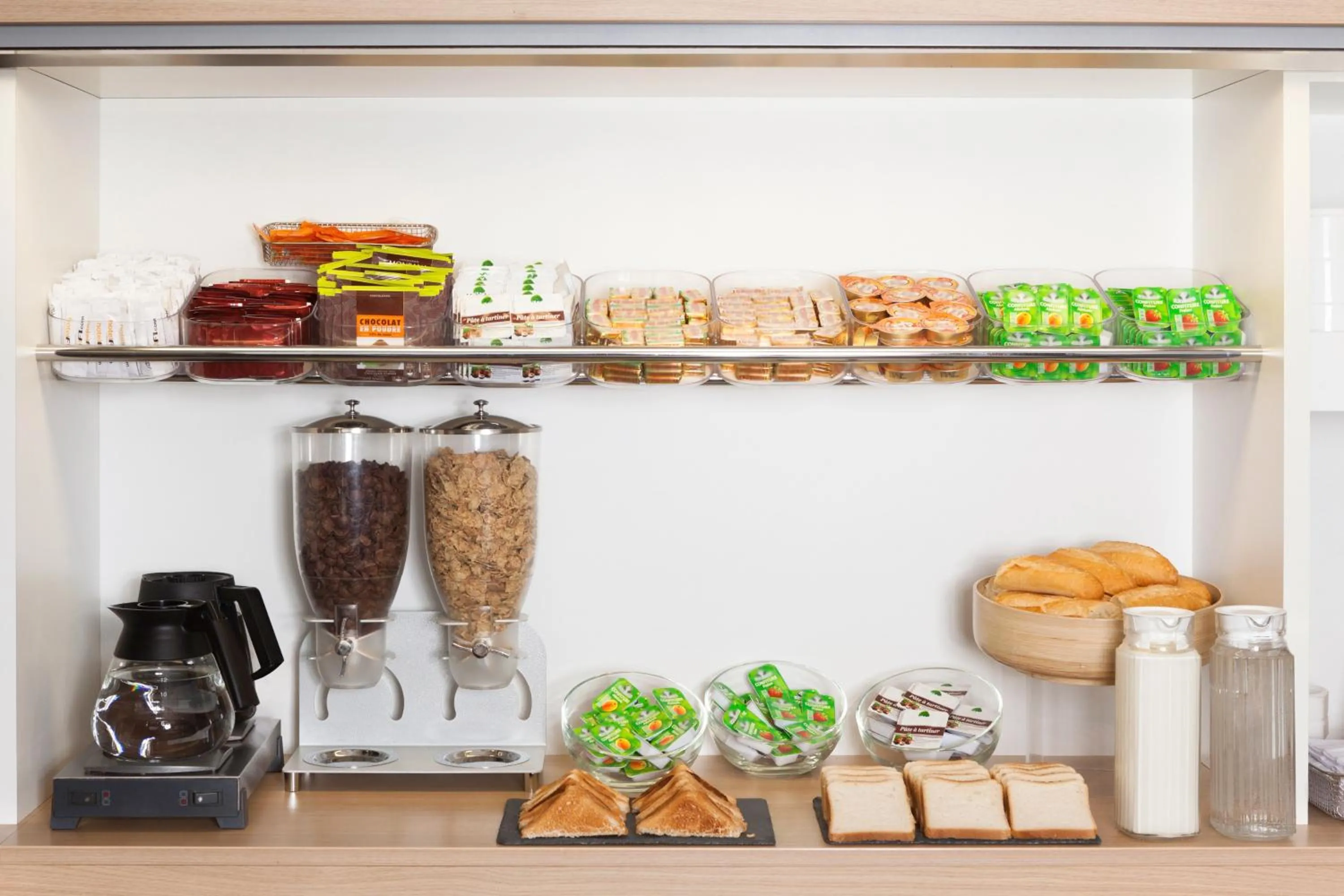 Buffet breakfast in Unisotel Montauban EX F1