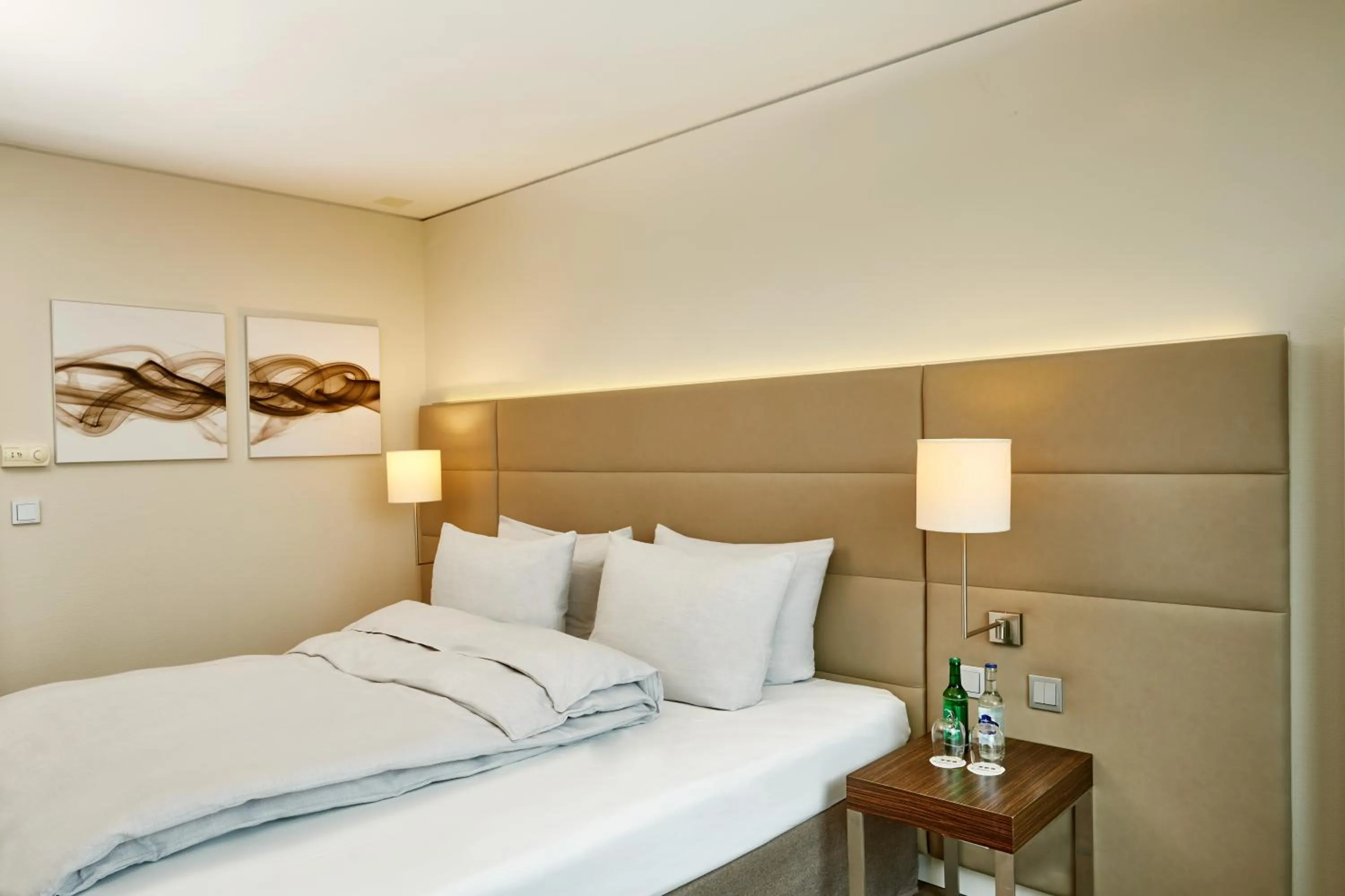 Photo of the whole room, Bed in H4 Hotel Solothurn