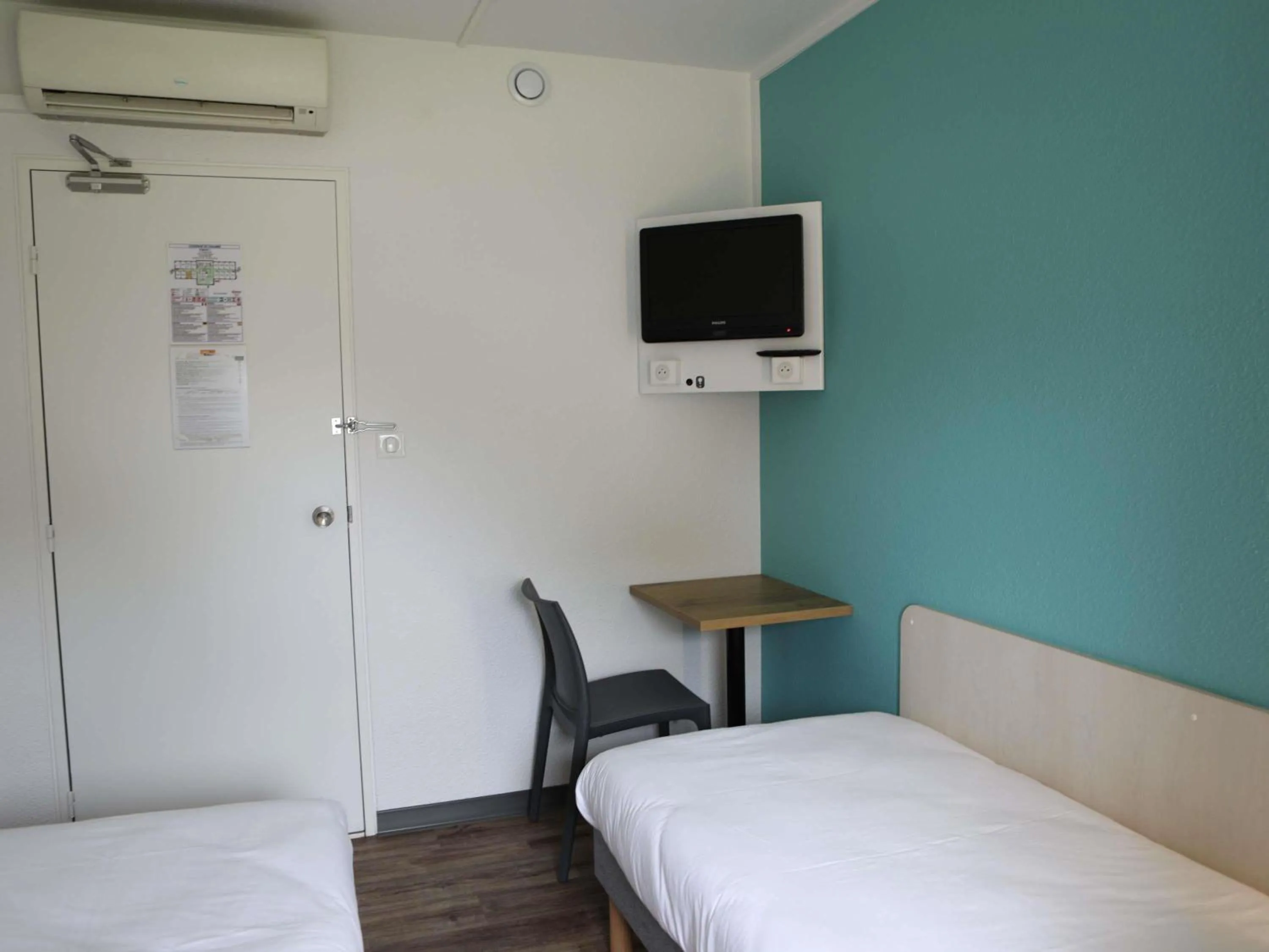 Bedroom, Bed in hotelF1 Orange Centre Echangeur A7 A9