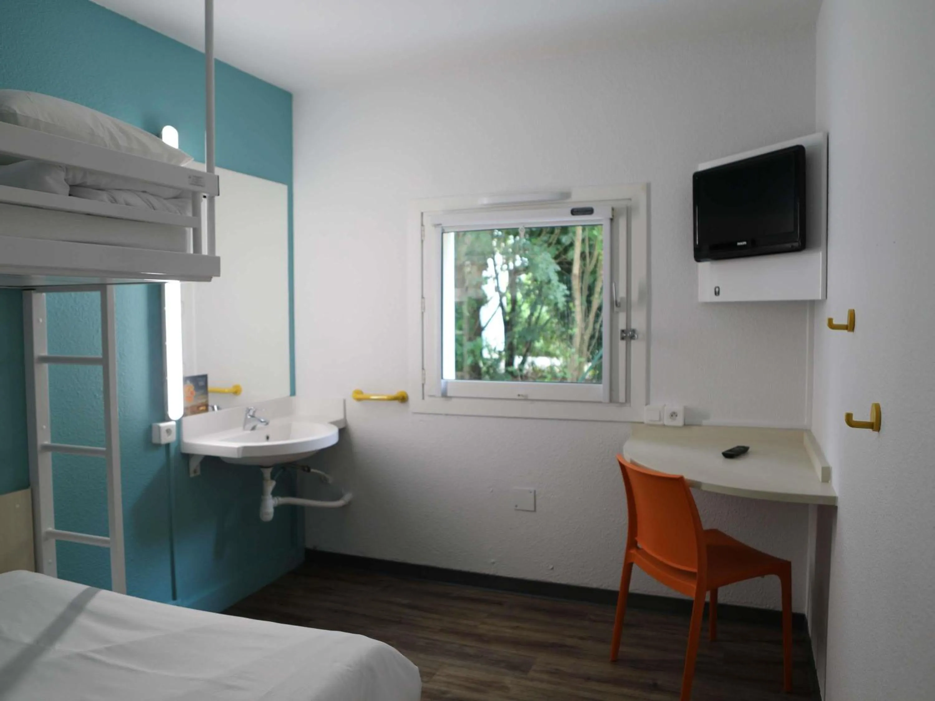 Bedroom, Bed in hotelF1 Orange Centre Echangeur A7 A9