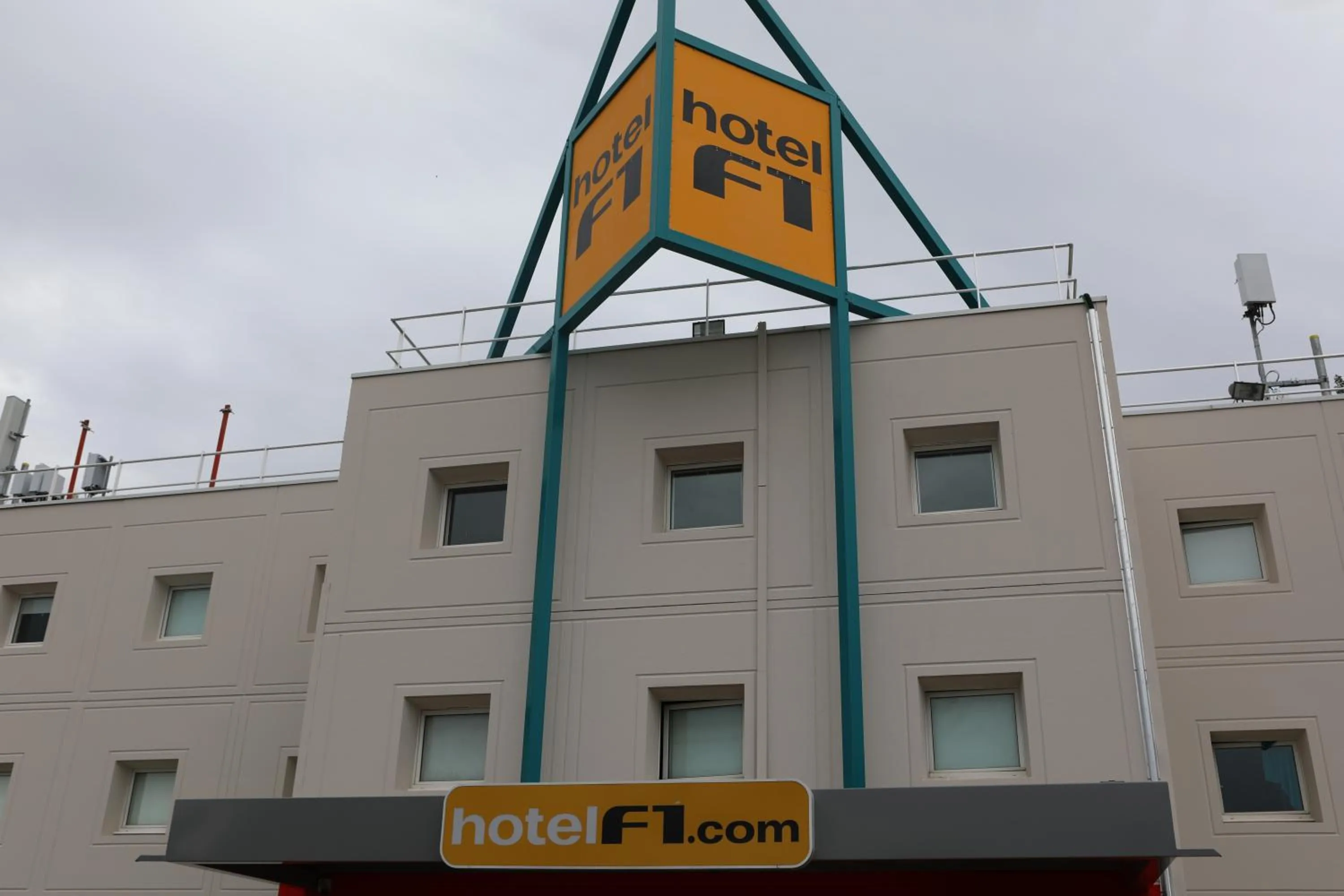 hotelF1 Orange Centre Echangeur A7 A9