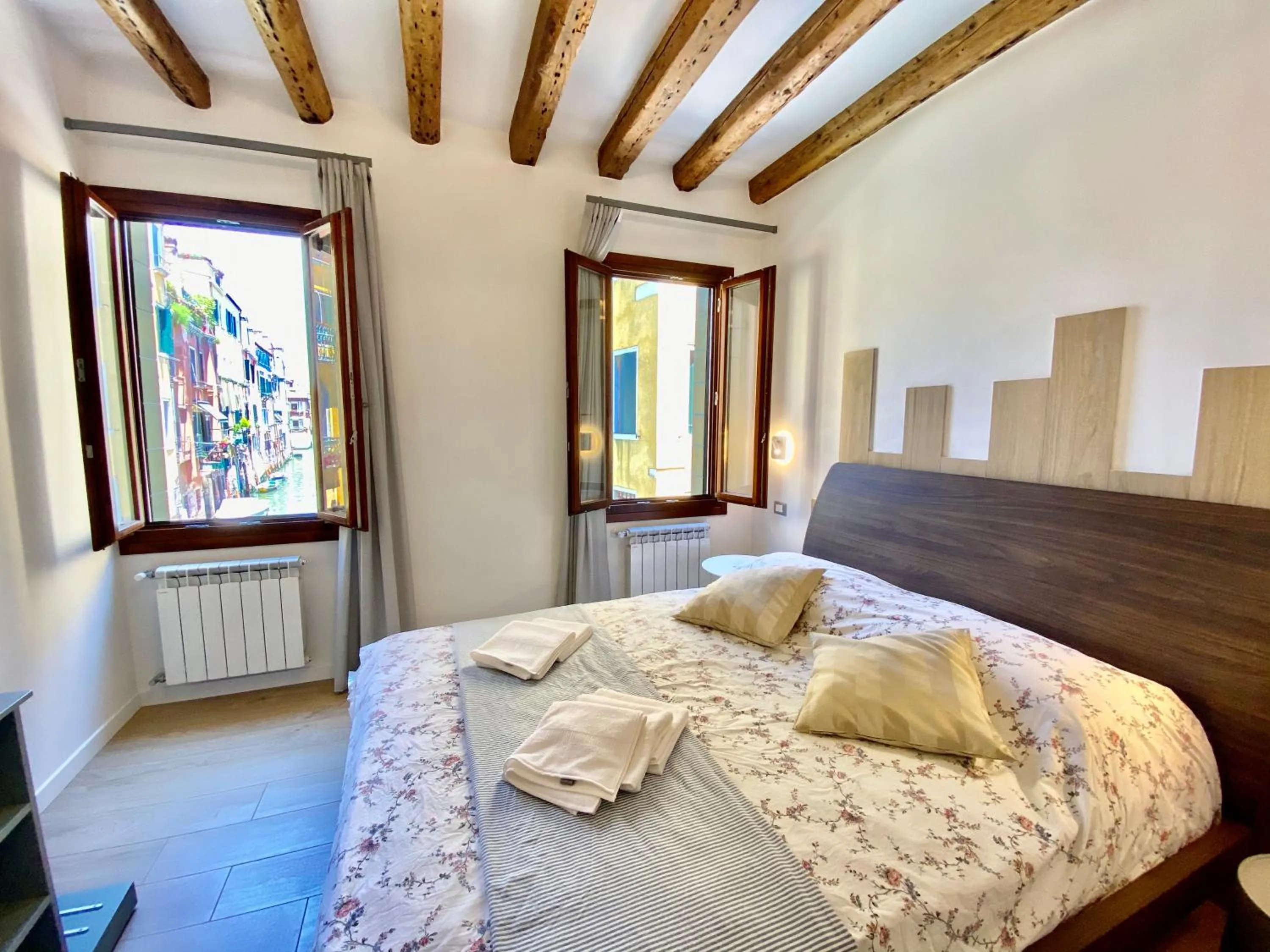 Bed in Suite House 4343 apartments