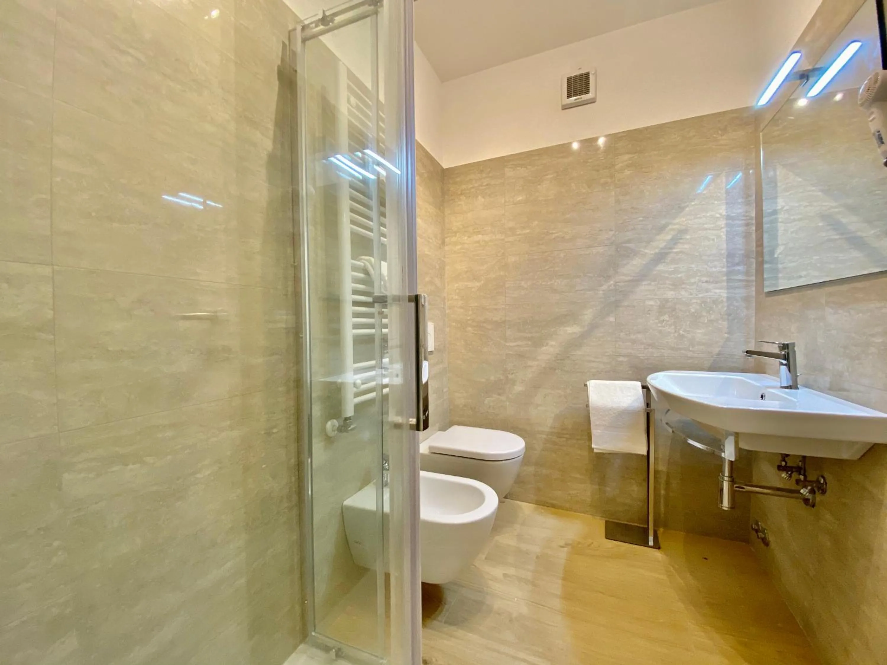Bathroom in Suite House 4343 apartments