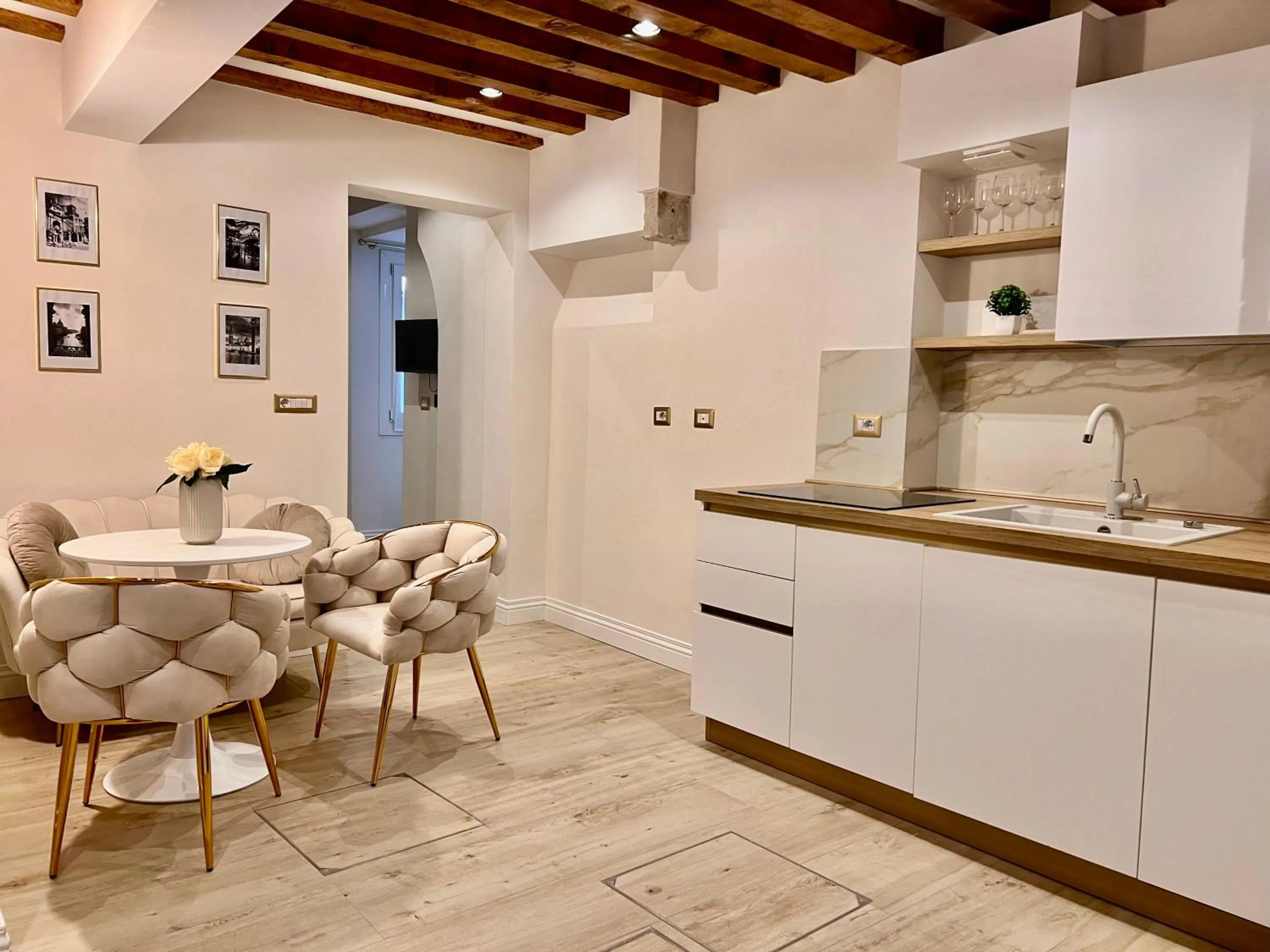 Suite House 4343 apartments